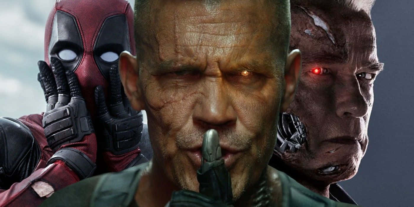 Deadpool And Cable 桌布 壁紙 — 三位標誌性動作英雄死侍、終結者和一個眼神銳利的粗獷男人在多雲的天空下擺出強烈姿勢。
