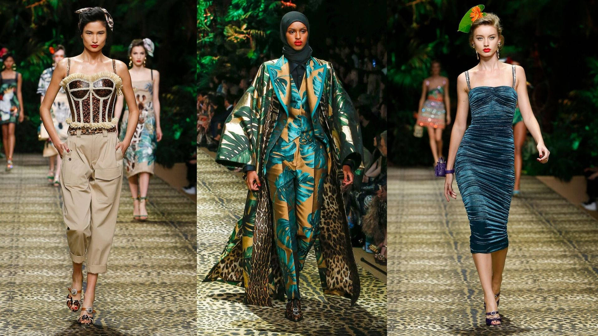 Runway 桌布 壁紙 — 三位模特兒在戲劇性的舞台燈光下，穿著大膽的時裝套裝自信地走在伸展台上。