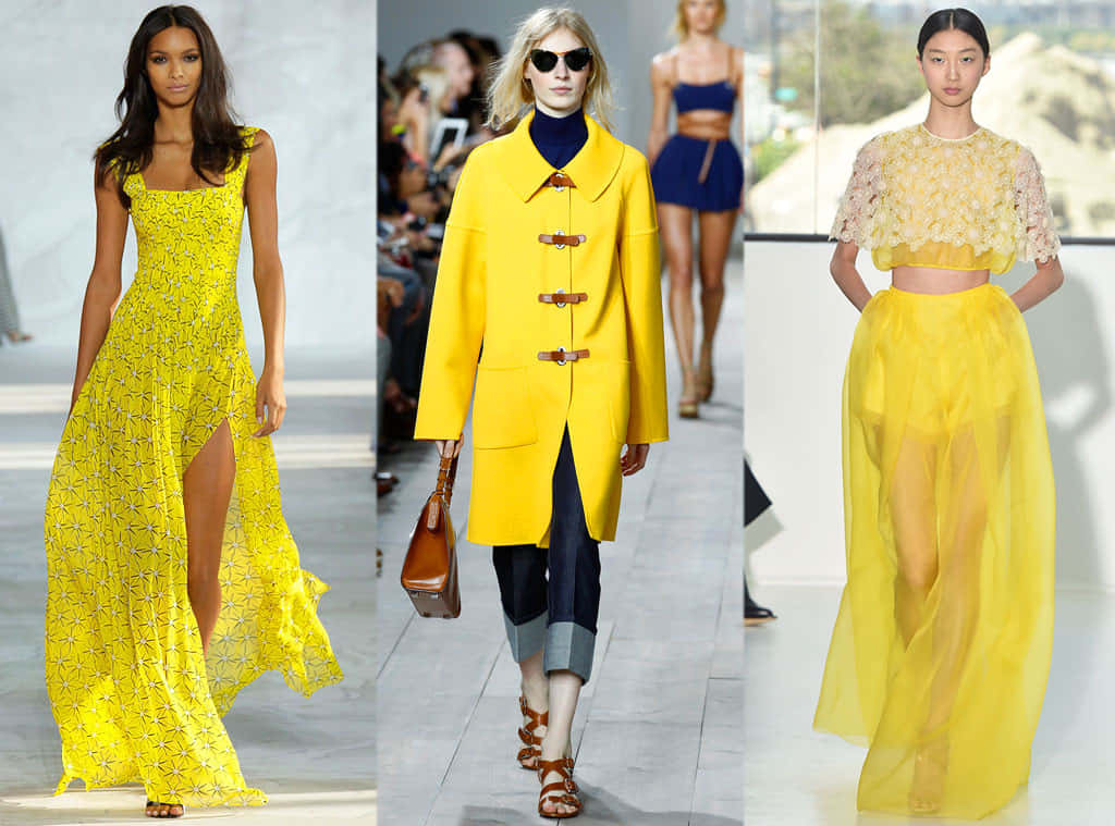 Yellow Fashion 桌布 壁紙 — 三位模特兒在明亮的攝影棚燈光下自信地走秀，展示大膽的黃色時尚單品。