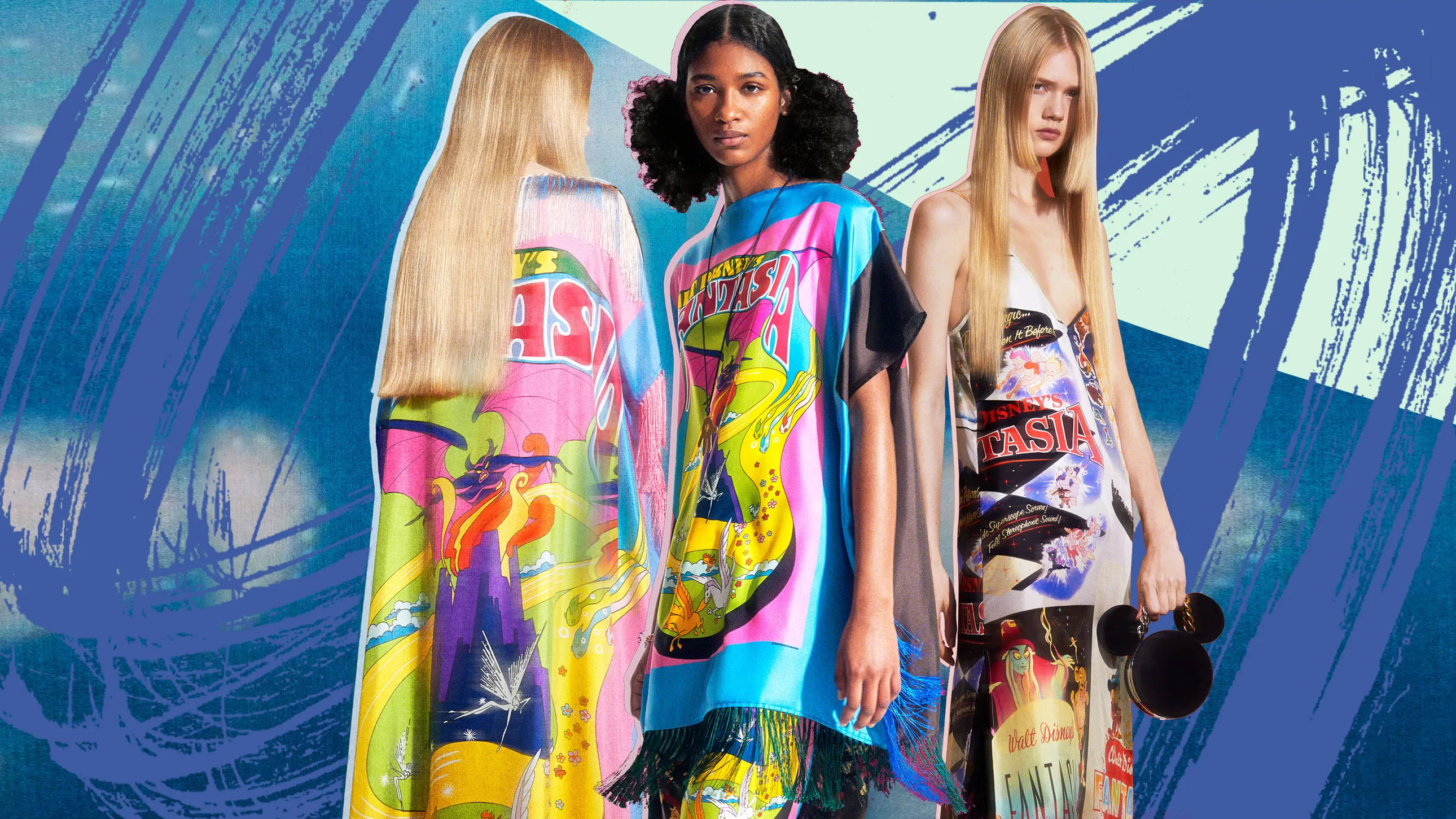 Stella Mccartney 桌布 壁紙 — 三位模特兒穿著充滿活力的迷幻印花連衣裙，背景是大膽的藍色筆觸。