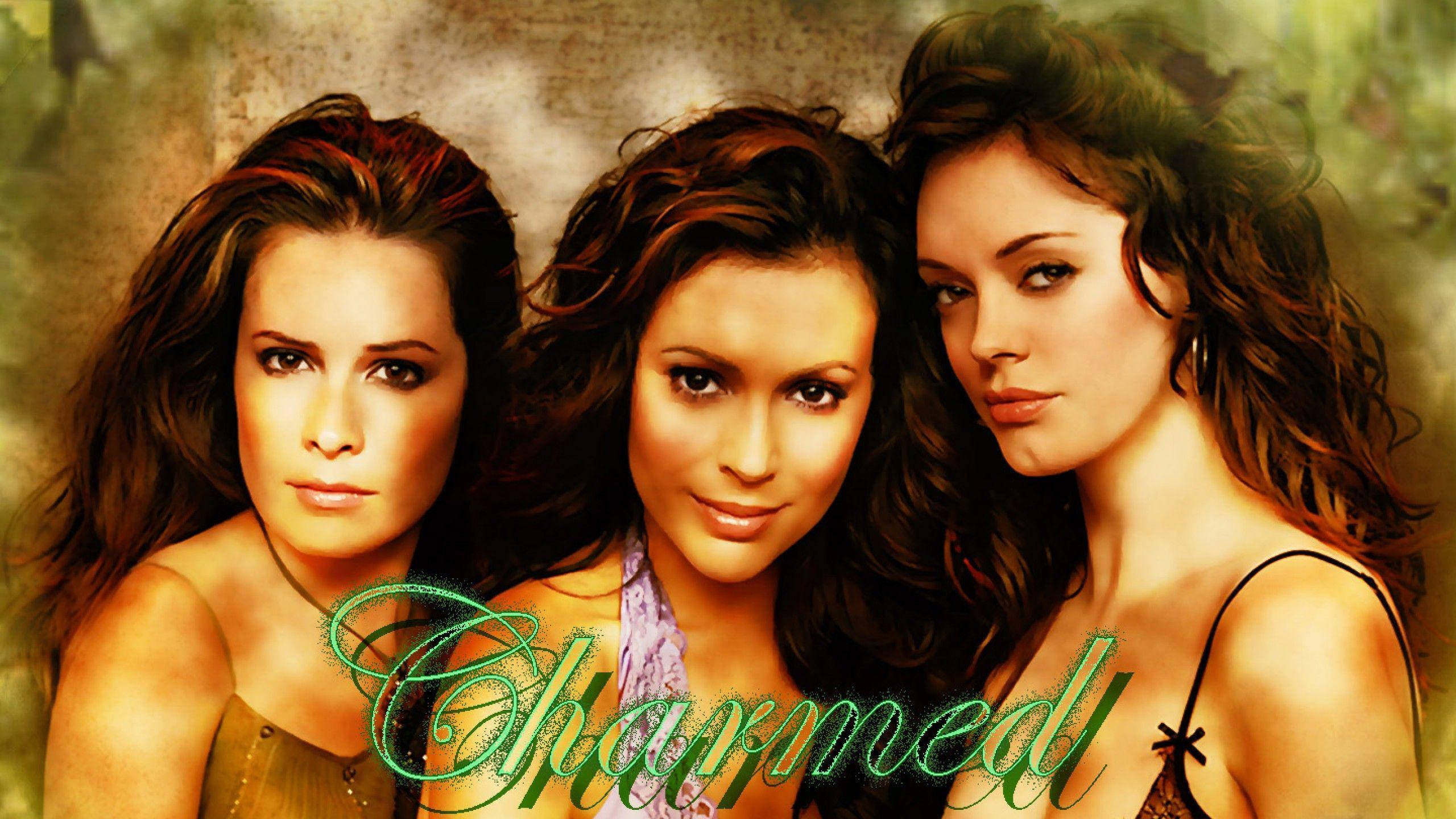 charmed 桌布 壁紙 — 三位深色頭髮的女性在帶有紋理的金色背景上向前凝視，並以發光的綠色字體寫著「Charmed」一詞。