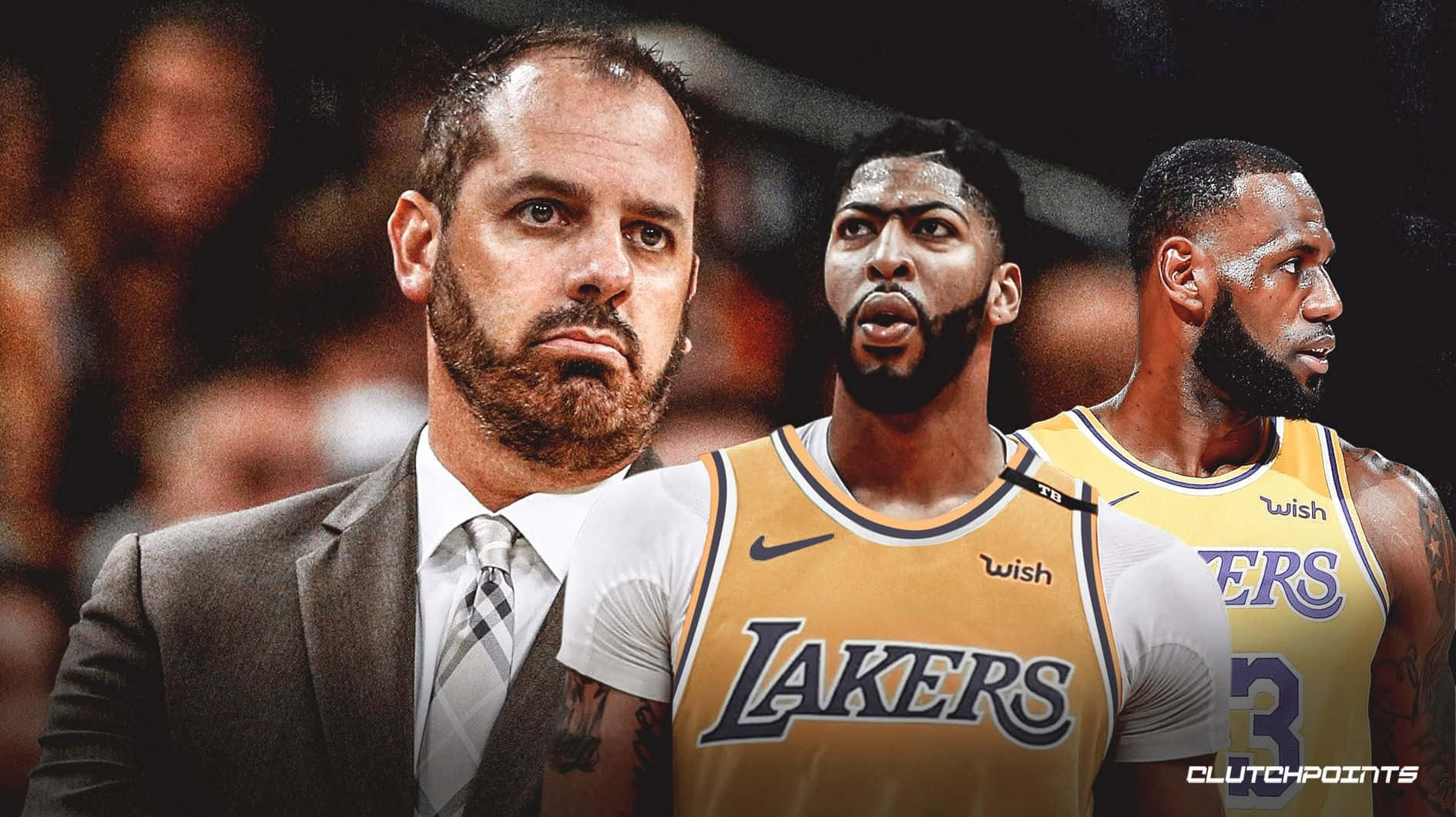 Anthony Davis 桌布 壁紙 — 三位湖人隊的籃球人物在模糊的球場背景下擺出強烈的姿勢。