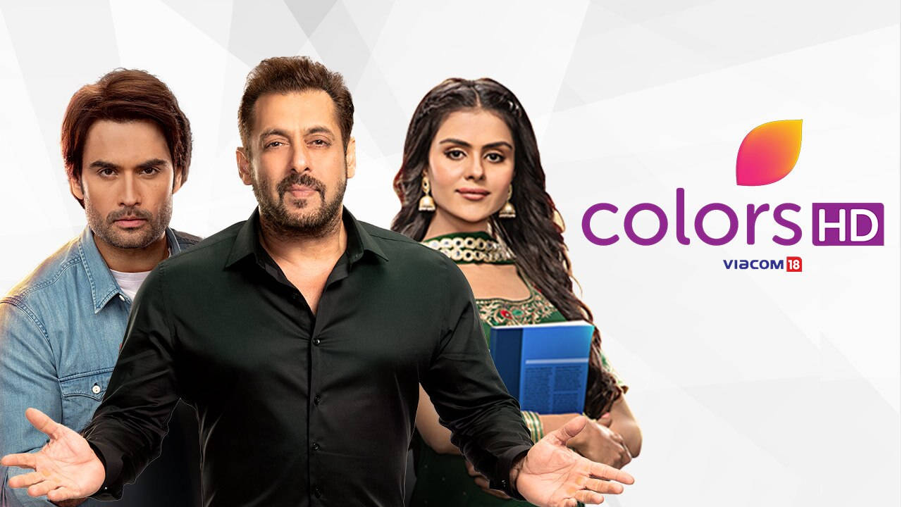 Indian 桌布 壁紙 — 三位演員在幾何白色背景前自信地擺姿勢，帶有Colors HD標誌。