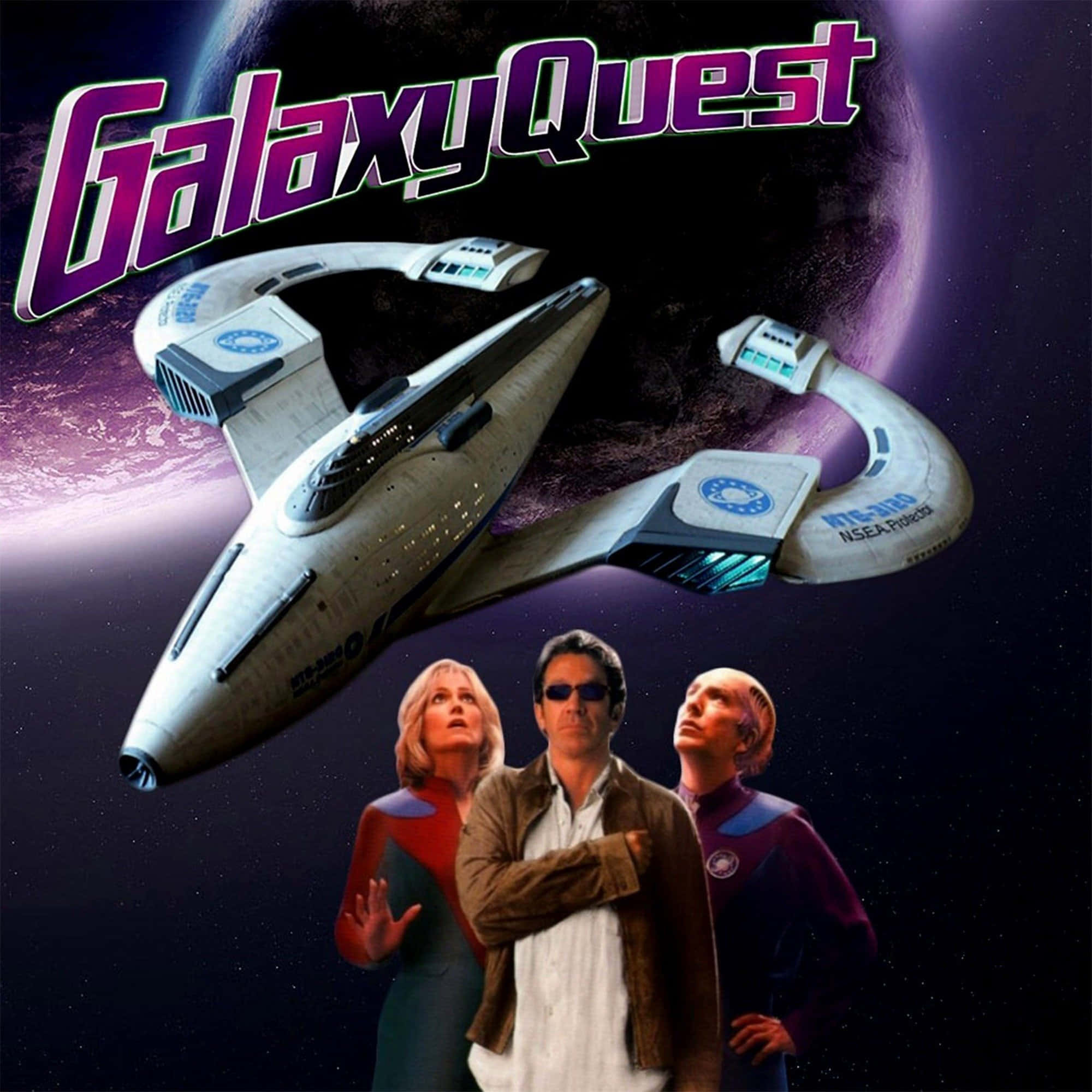 Galaxy Quest 桌布 壁紙 — 三位演員站在太空船前，背後有紫色行星，標題為Galaxy Quest。