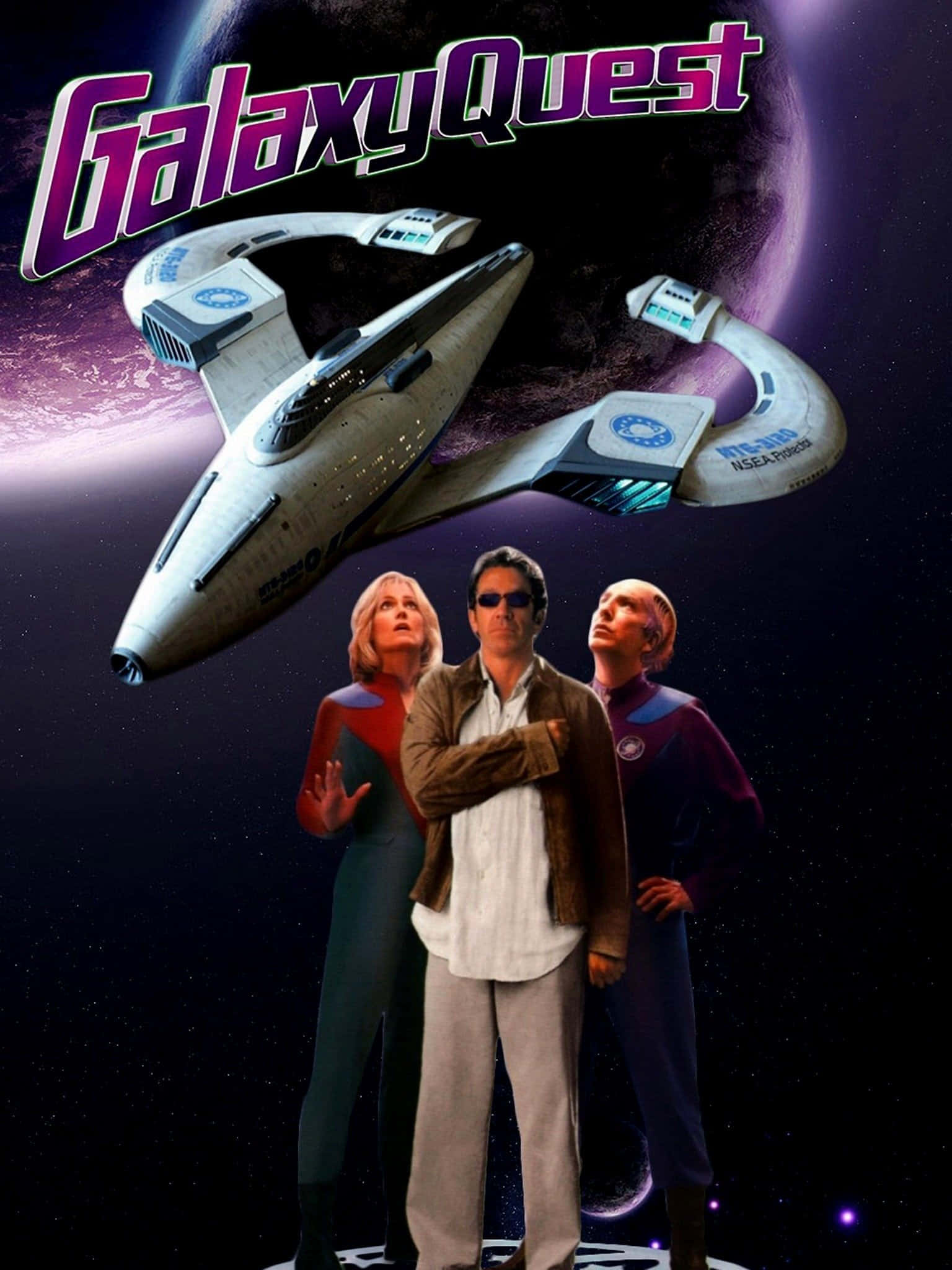 Galaxy Quest 桌布 壁紙 — 三位演員站在太空船前，背景是星光燦爛的宇宙和一個紫色星球。