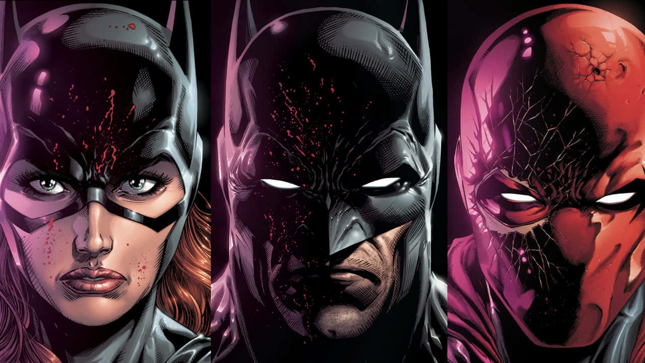 Batman Three Jokers 桌布 壁紙 — 三位漫畫英雄蝙蝠俠、貓女和紅頭罩在戲劇性的紫色燈光下，面具上沾滿血跡，凝視著前方。