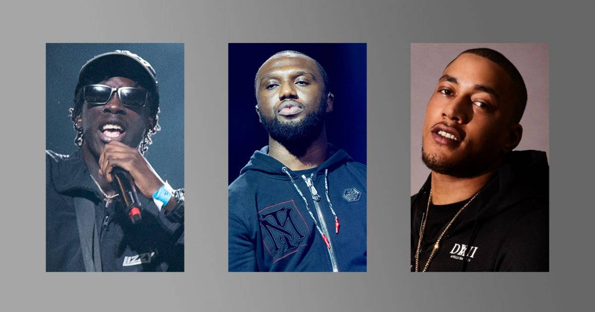 Rappers 桌布 壁紙 — 三位男音樂家在戲劇性燈光下手持麥克風在舞台上表演。