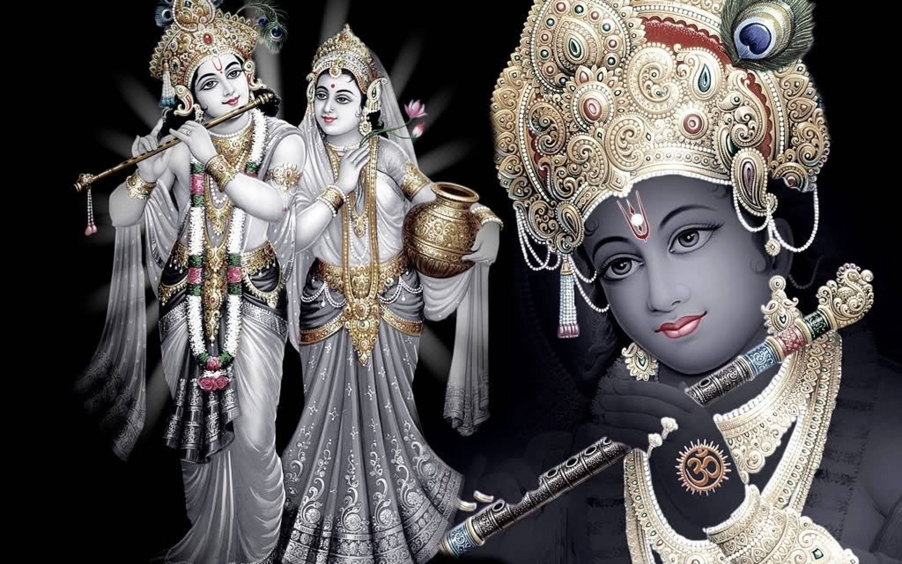 krishna 3d 桌布 壁紙 — 三位神聖人物佩戴著精緻的金飾和飄逸的白色長袍，在黑暗背景下吹奏長笛並手持陶罐。