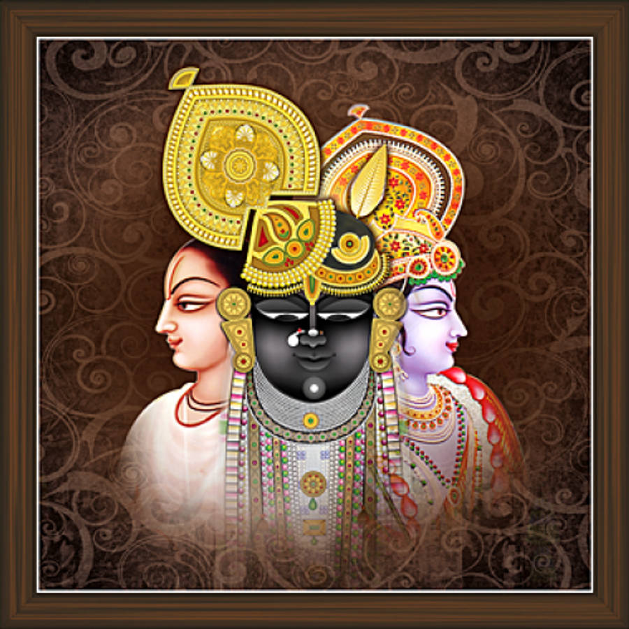 Shrinathji 桌布 壁紙 — 三位神聖人物戴著華麗的皇冠和珠寶，以側面輪廓描繪在漩渦狀棕色圖案背景上。