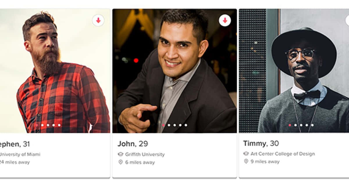 tinder 桌布 壁紙 — 三位穿著不同服裝的男士在各種背景前自信地擺姿勢，每幅肖像下方顯示地點和年齡詳細資訊。