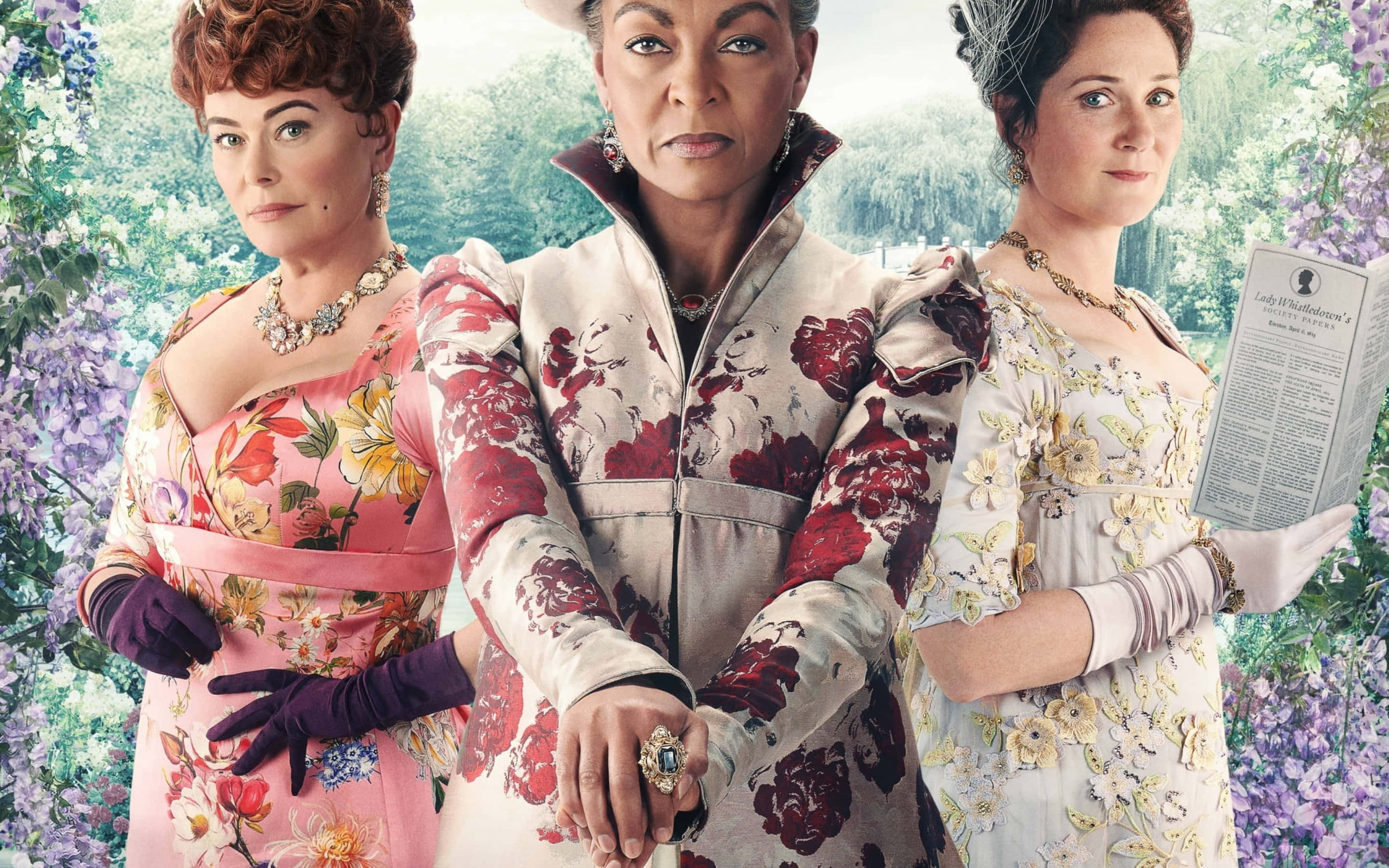 柏捷頓家族 桌布 壁紙 — 三位穿著優雅花卉時代禮服的女士自信地站在紫藤花盛開的花園中。
