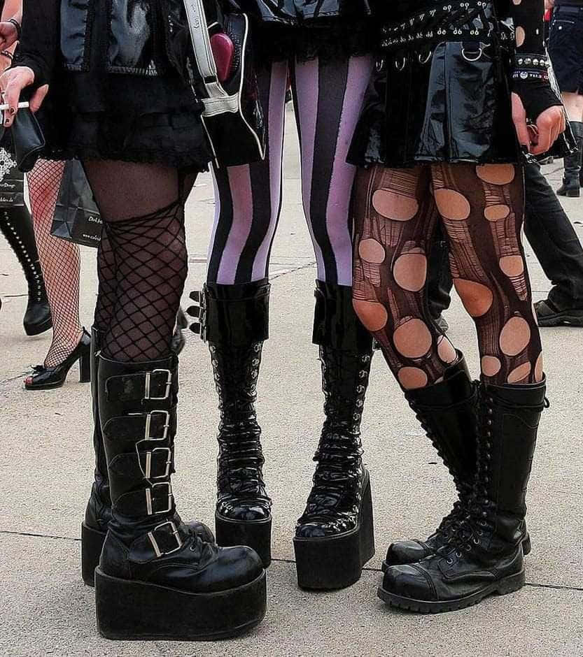 三位穿著哥德風服裝的女性並肩而立 壁紙