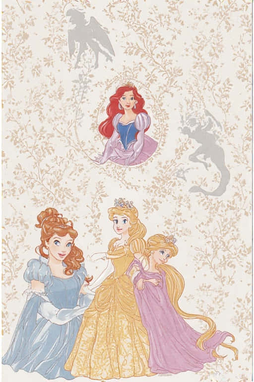 Ethereal Disney Princess Silhouette Glow 壁紙 — 三位穿著彩色禮服的迪士尼公主站在一幅紅髮公主的裱框畫像下，背景是帶有灰色仙女剪影的花卉壁紙。