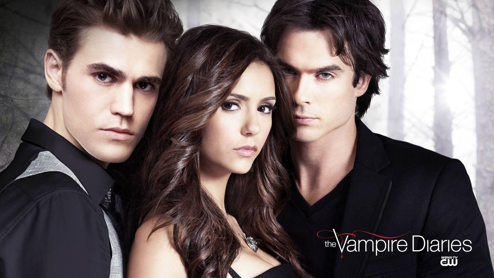 Damon Salvatore 桌布 壁紙 — 三位穿著黑色正裝的年輕人，在霧氣瀰漫的森林背景下，以柔和光線緊密地擺姿勢。