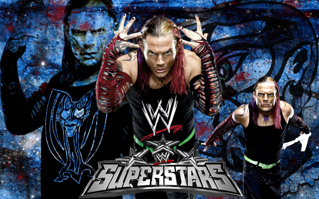 摔角 桌布 壁紙 — 三位紅髮、有刺青的WWE摔角手，在帶有「Superstars」標誌的宇宙塗鴉背景前擺出侵略性姿勢。
