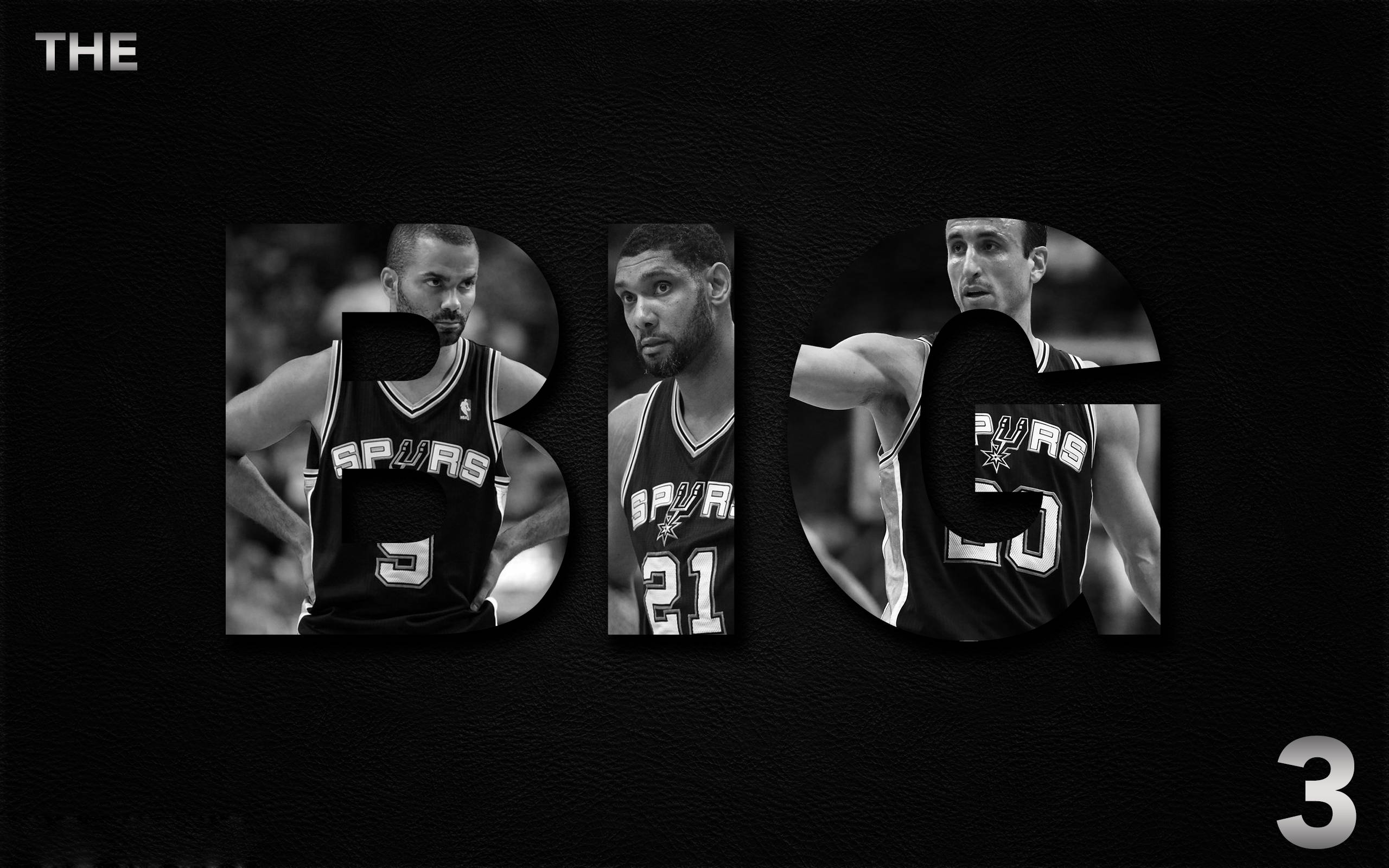 Tim Duncan 桌布 壁紙 — 三位聖安東尼奧馬刺籃球運動員在紋理黑色背景上形成字母 'BIG' 的黑白肖像。