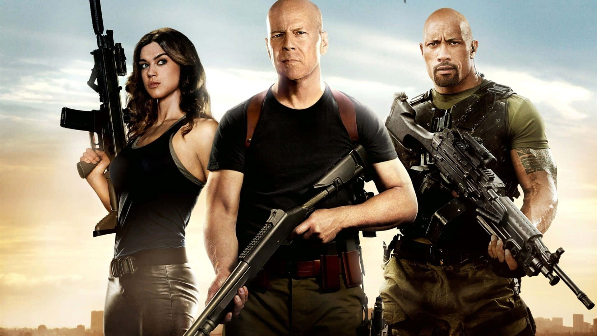 Action Movie 桌布 壁紙 — 三位肌肉發達的動作明星，在金色夕陽天際線下，各自緊握重型槍械，挑釁地站立。