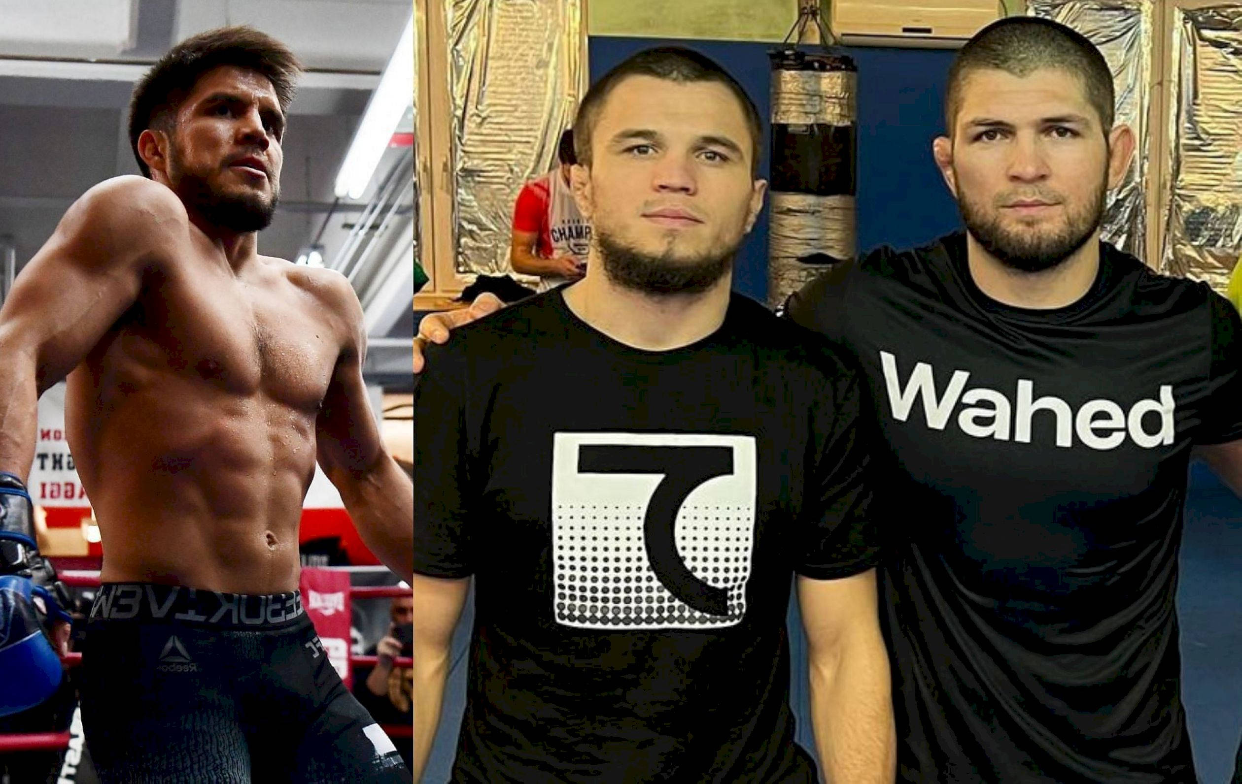 UFC 桌布 壁紙 — 三位肌肉發達的拳手在健身房擺姿勢，一位赤裸上身站在擂台上，另外兩位身穿印有標誌的黑色T恤