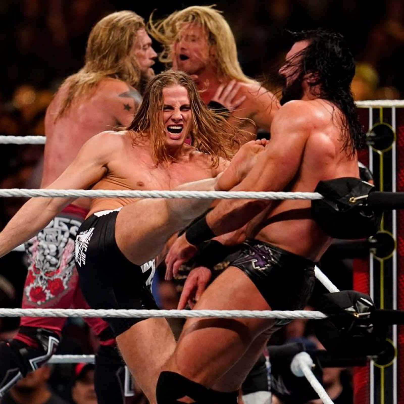 WWE 桌布 壁紙 — 三位肌肉發達的摔角手在擂台上激烈纏鬥，繩索在爆炸性動作下啪啪作響。