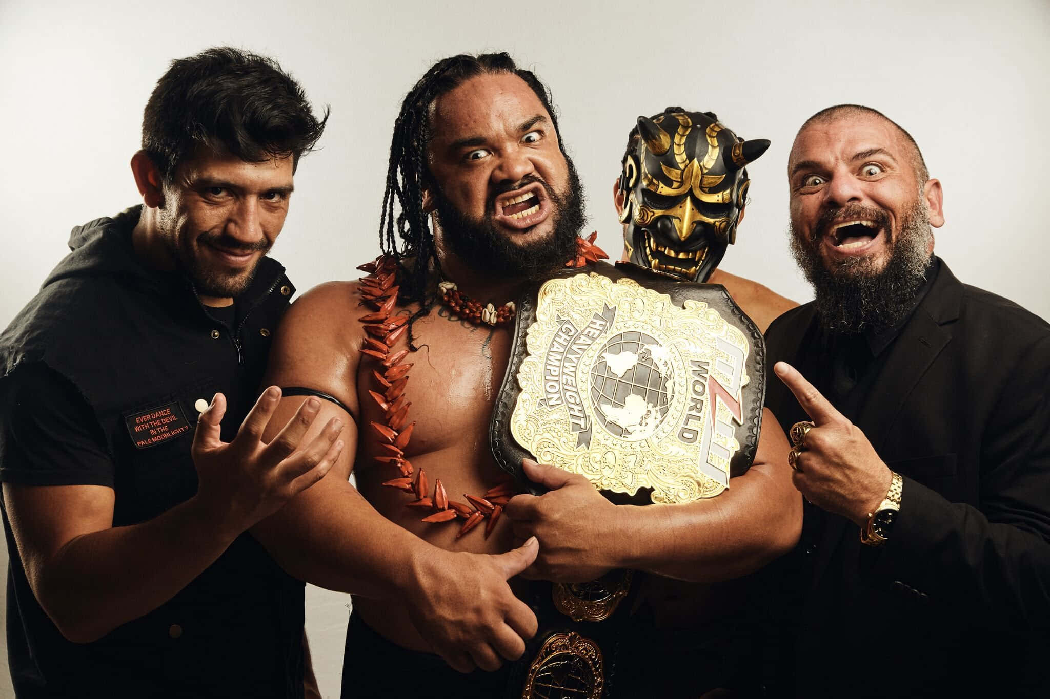WWE 桌布 壁紙 — 三位肌肉發達的摔角手拿著冠軍腰帶擺姿勢，其中一位戴著金色面具，背景為純白色。