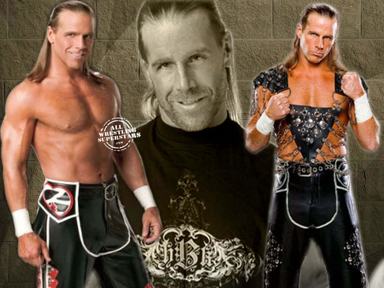 shawn michaels 桌布 壁紙 — 三位肌肉發達的摔角手穿著不同的服裝，在紋理石牆背景下自信地擺姿勢。