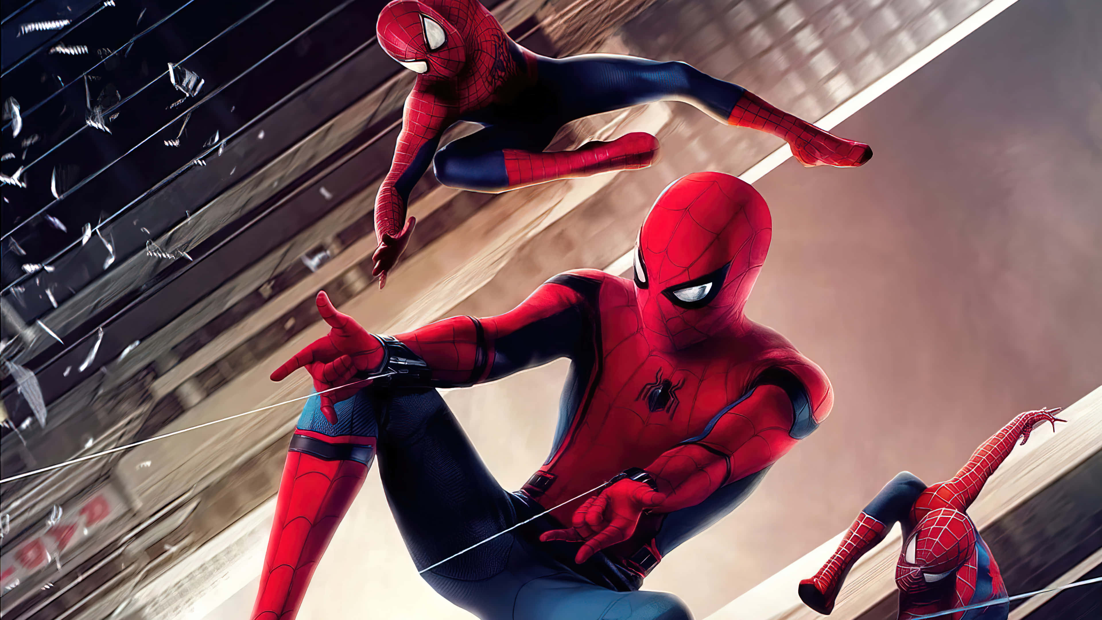 Spider Man No Way Home 桌布 壁紙 — 三位蜘蛛人英雄在陽光明媚的城市景觀中動態擺盪，周圍飛舞著破碎的玻璃。