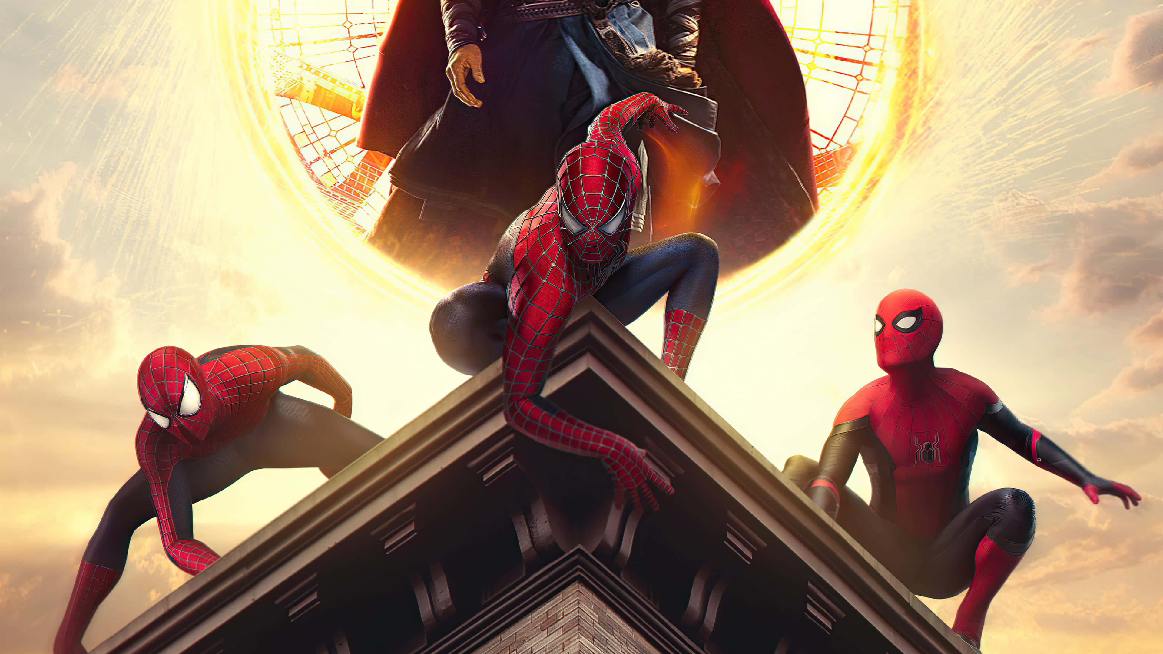 Spider Man No Way Home 桌布 壁紙 — 三位蜘蛛人英雄蹲在建築物頂峰，背景是閃爍的金色太陽光芒。