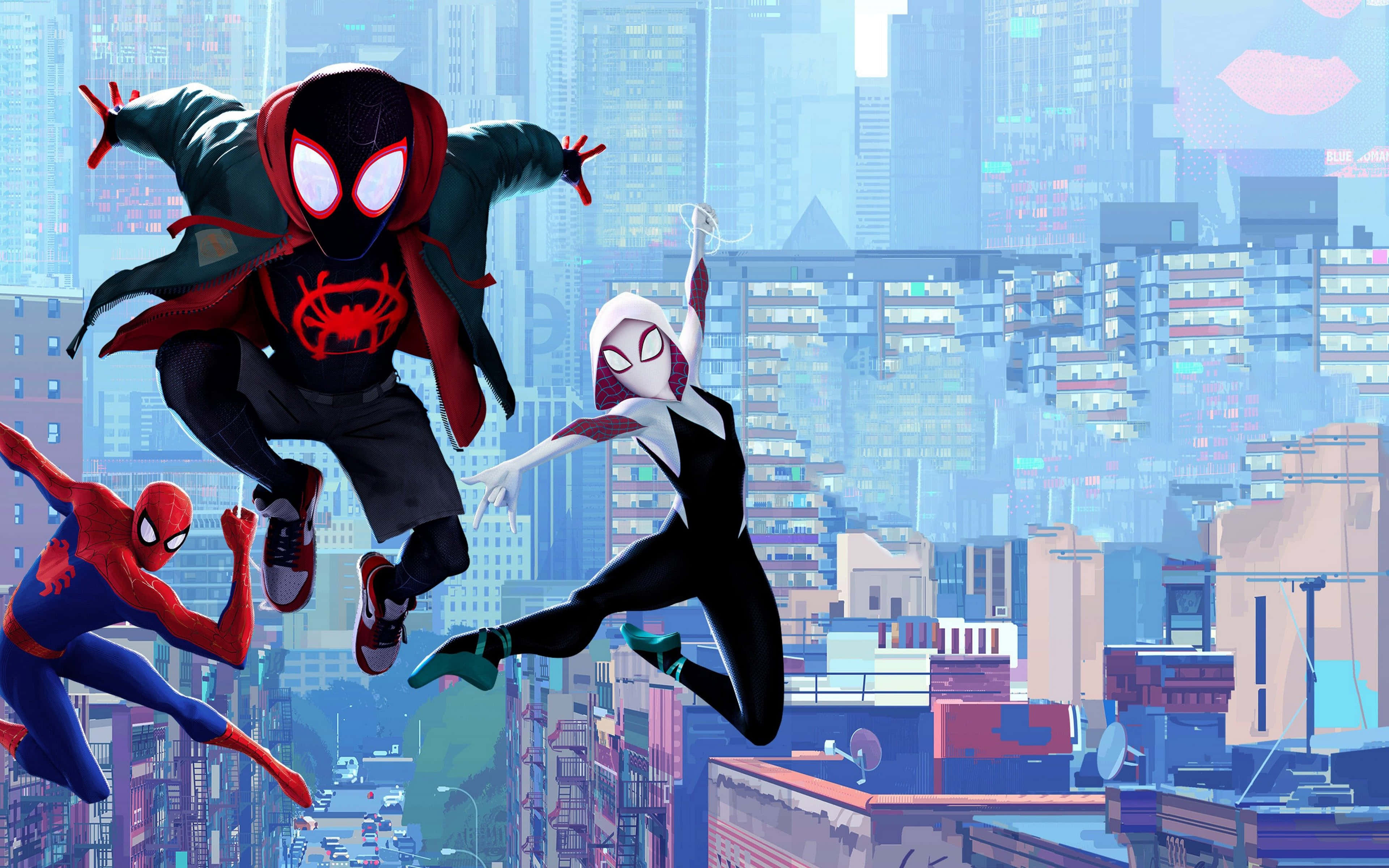 Gwen Stacy 桌布 壁紙 — 三位蜘蛛英雄在明亮的日光下，動態地穿梭於充滿活力的風格化城市景觀中。