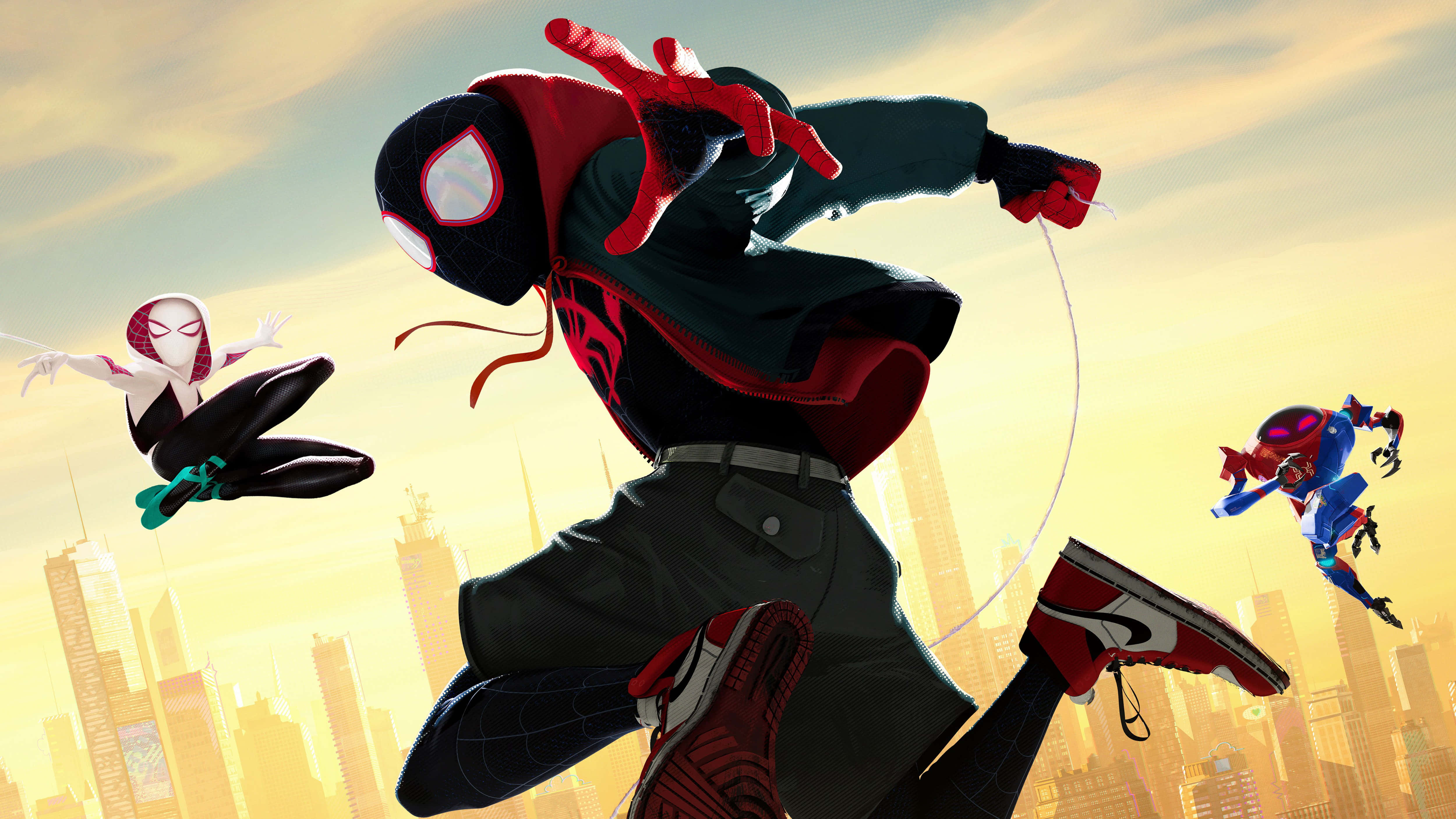 Spider-man Web Slinging 桌布 壁紙 — 三位蜘蛛英雄在金色城市景觀中動態擺盪，背景是閃耀的夕陽天空。