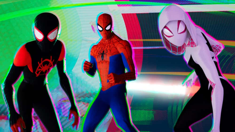 Spiderman Pfp 桌布 壁紙 — 三位蜘蛛英雄穿著鮮豔的戰服，在帶有發光線條的故障霓虹背景前動態站立。