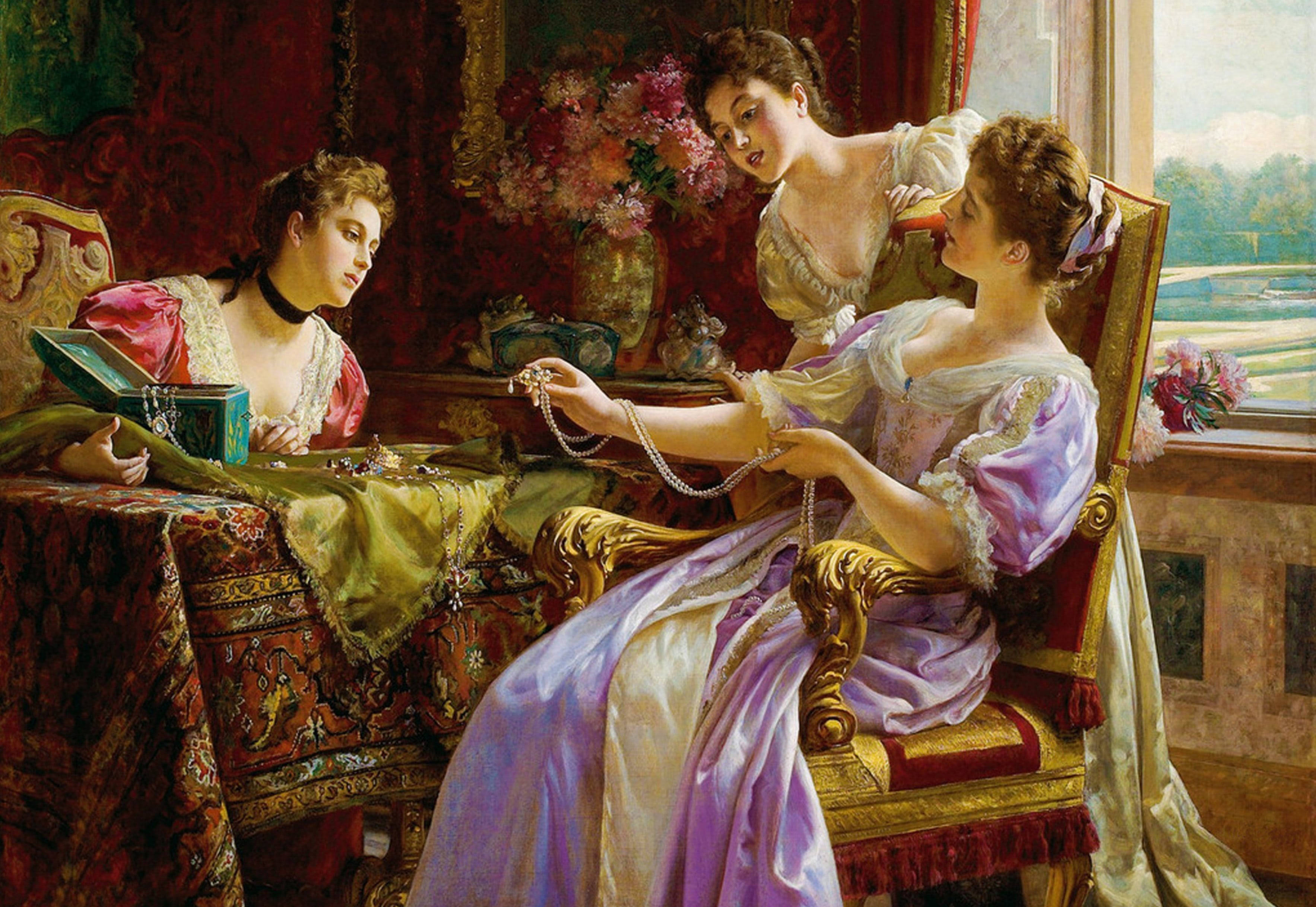 Victorian 桌布 壁紙 — 三位衣著優雅的女士在裝飾華麗的房間中，在柔和自然光下與珠寶和書籍互動。
