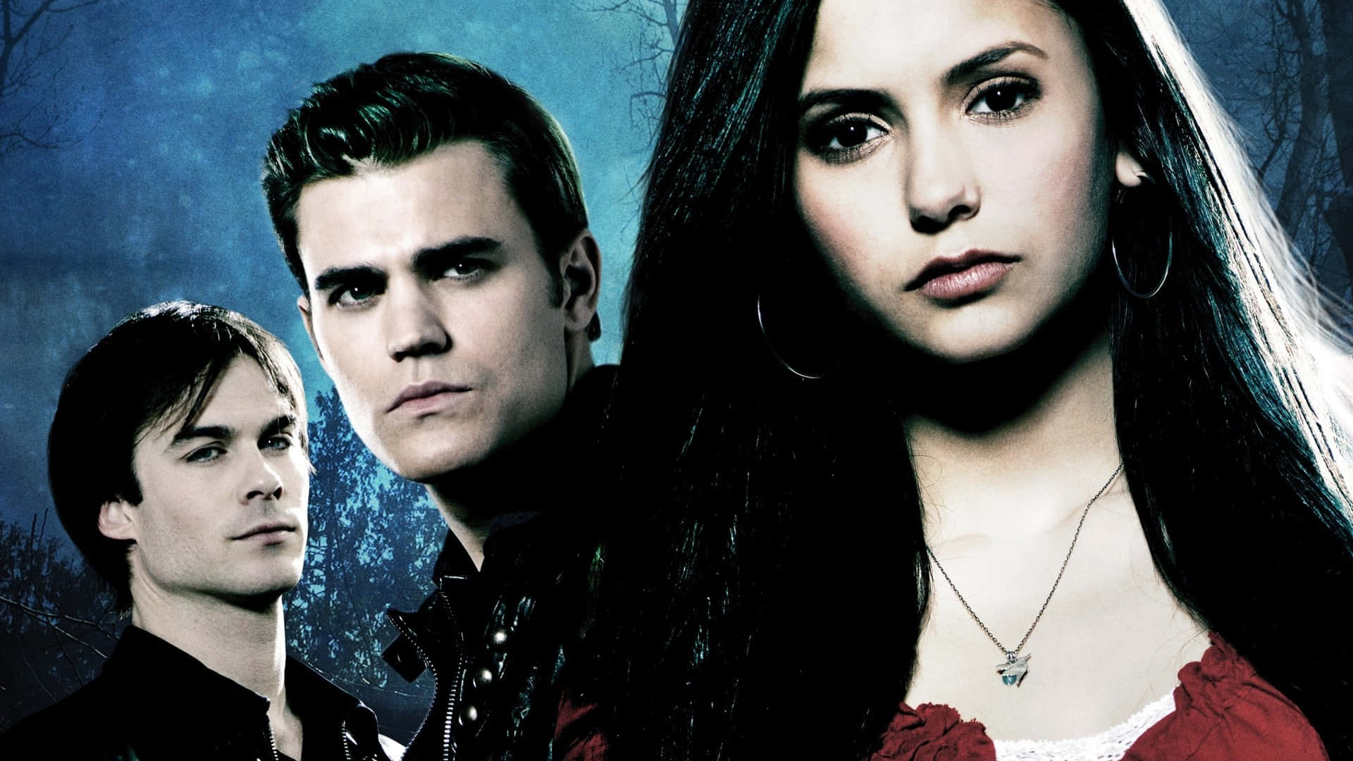 The Vampire Diaries iPhone 桌布 壁紙 — 三位表情強烈的年輕人站在深藍色森林背景前，伴隨著詭異的燈光。