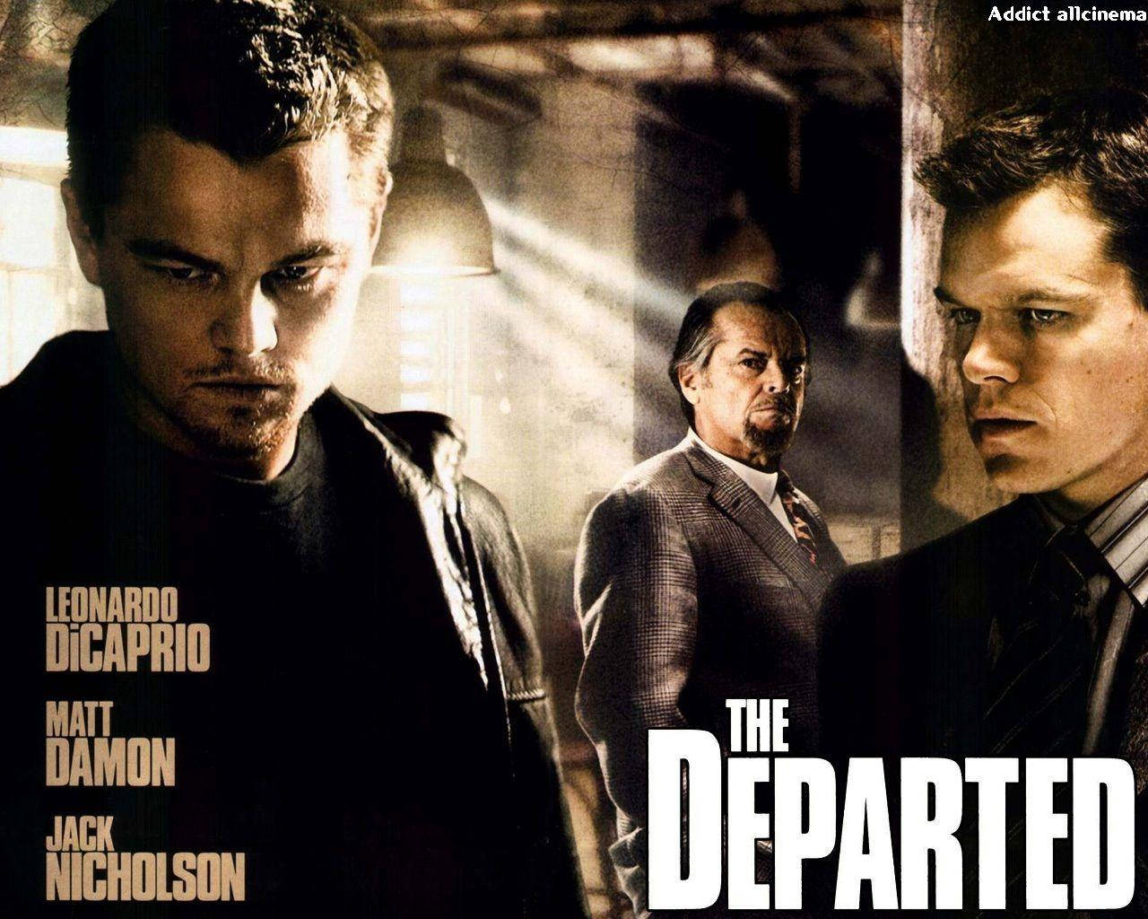 Matt Damon 桌布 壁紙 — 三位表情強烈的演員在昏暗骯髒的城市場景中向前凝視，帶有戲劇性燈光和電影標題疊加。