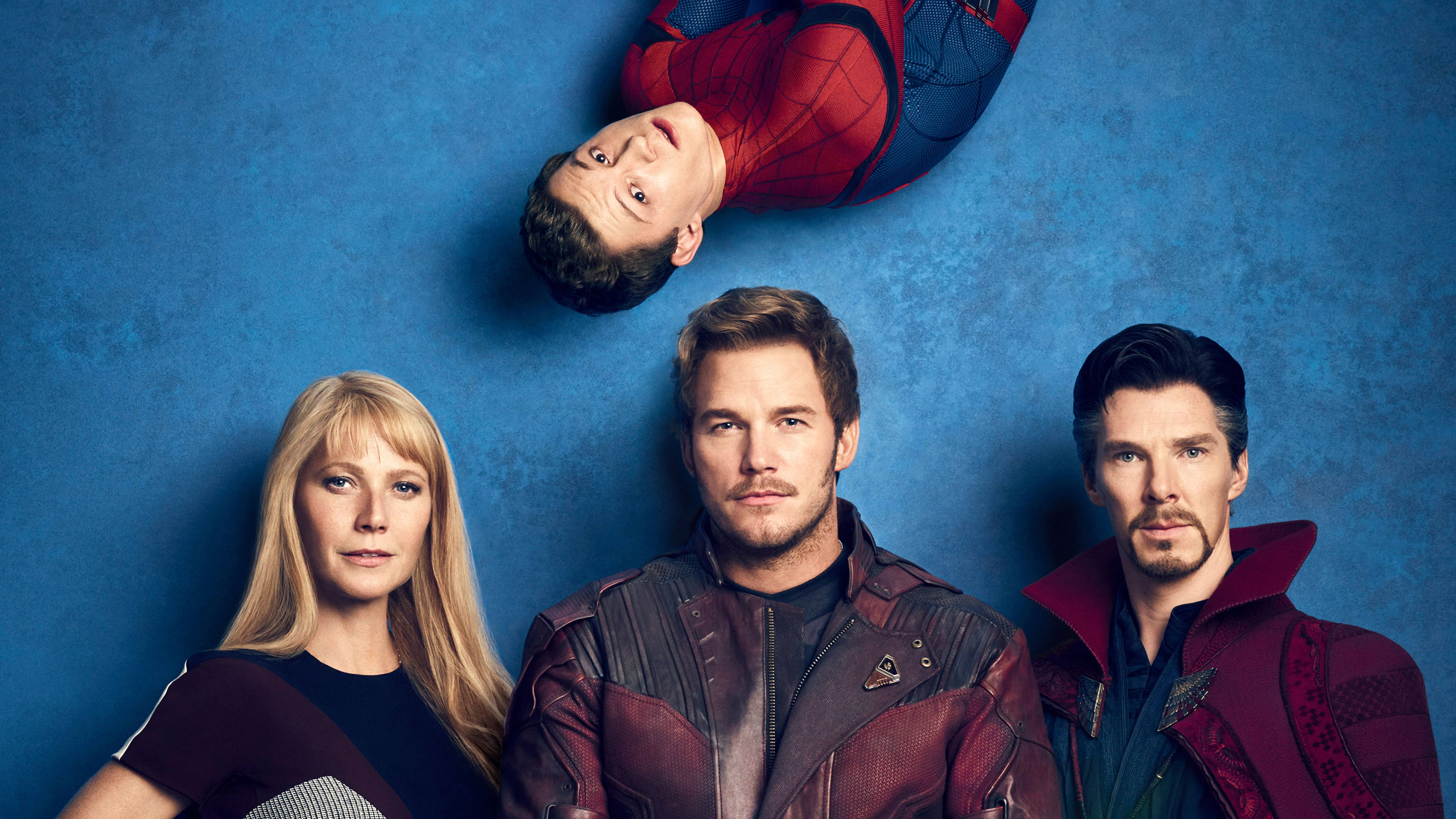 Marvel Aesthetic 桌布 壁紙 — 三位超級英雄和一位身穿紅色西裝的英雄在帶有紋理的藍色背景上漂浮。