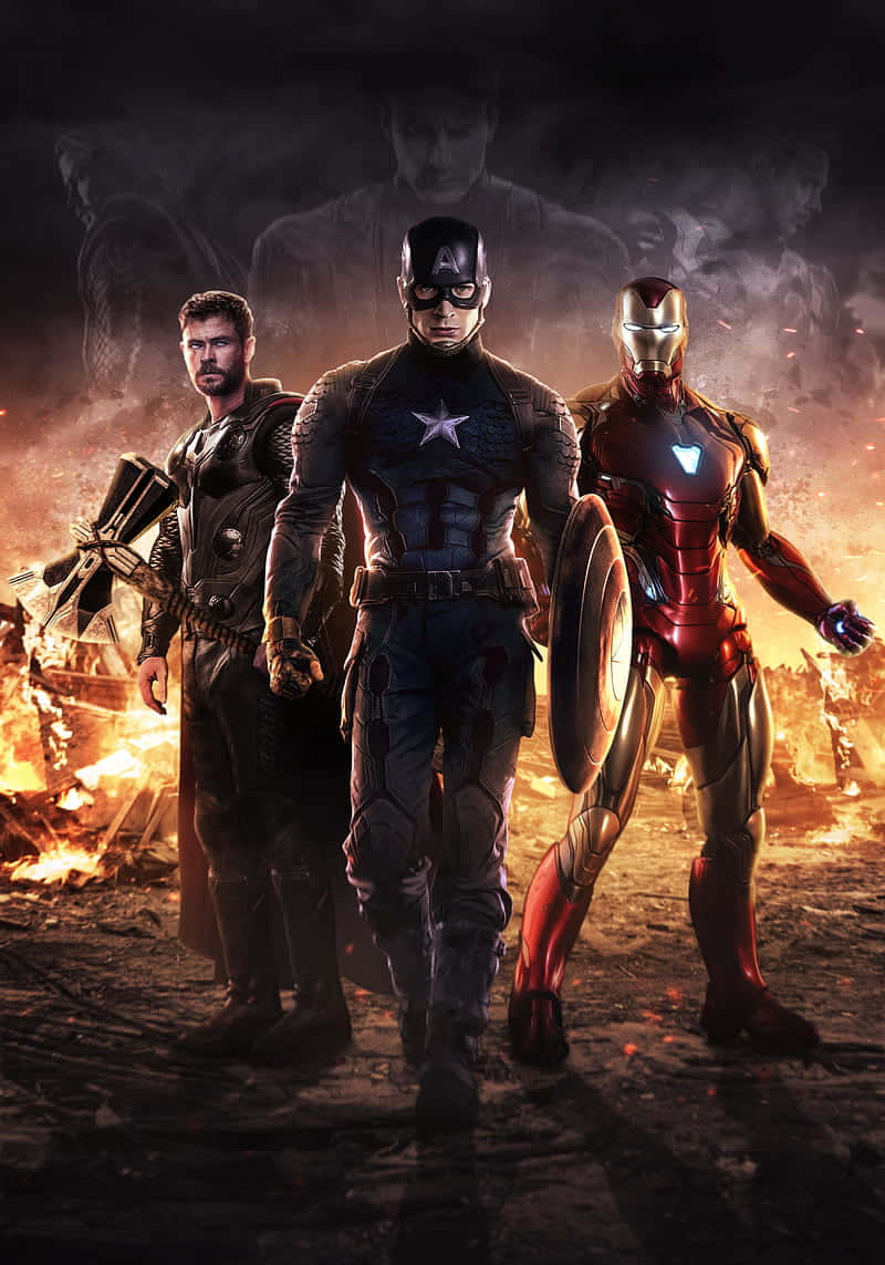 Captain America Desktop 桌布 壁紙 — 三位超級英雄美國隊長、索爾和鋼鐵人在煙霧和餘燼旋轉的烈火戰場上堅定站立。