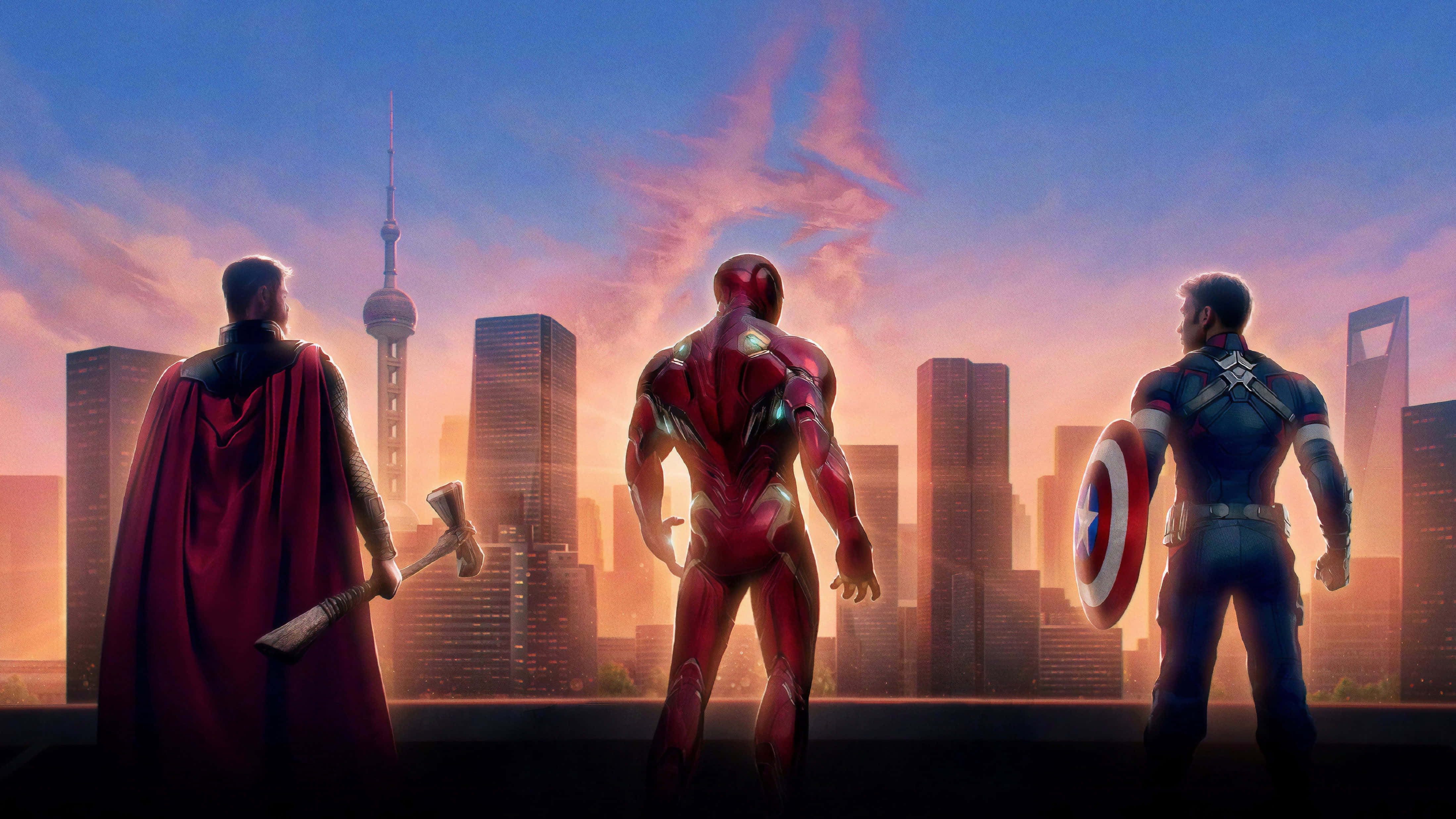 Super Team 桌布 壁紙 — 三位超級英雄背靠背站立，俯瞰著日落時分充滿溫暖光芒的未來城市天際線。
