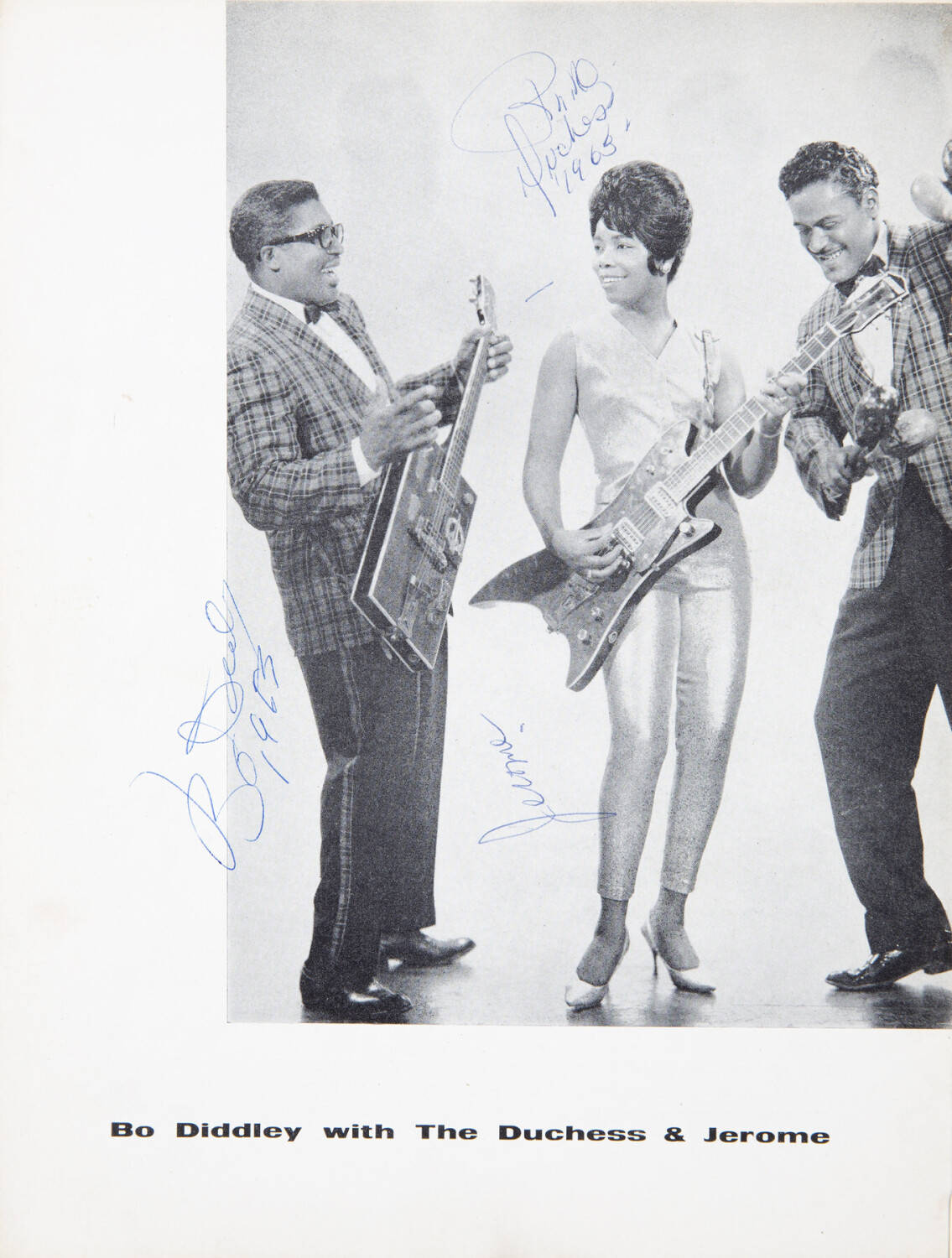黑白 桌布 壁紙 — 三位身穿1960年代服裝的音樂家，在純色工作室背景前拿著電吉他擺姿勢，並有Bo Diddley等人的簽名。