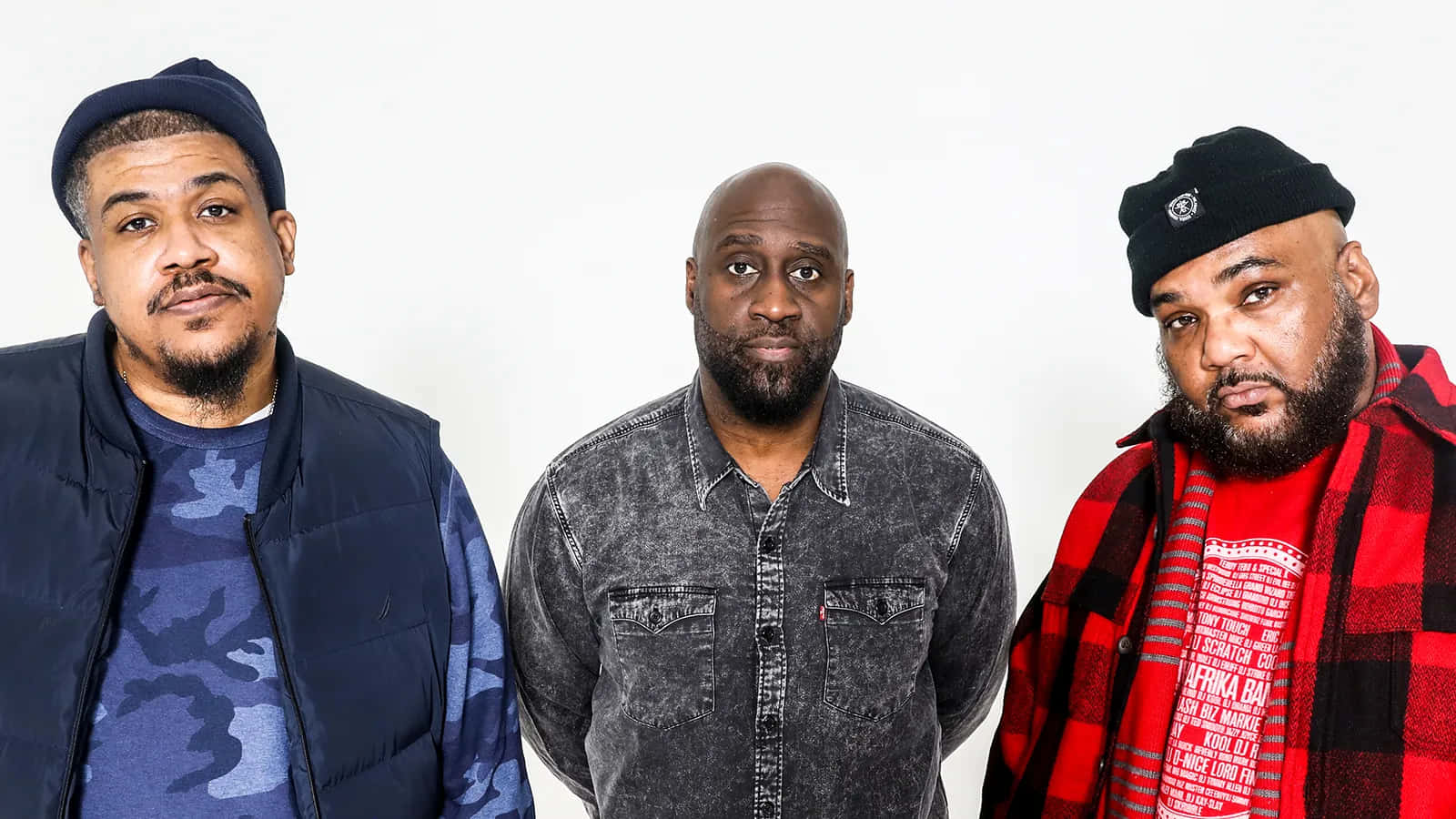 De La Soul 桌布 壁紙 — 三位身穿休閒街頭服飾的男士在純白背景前自信地擺出嚴肅表情。