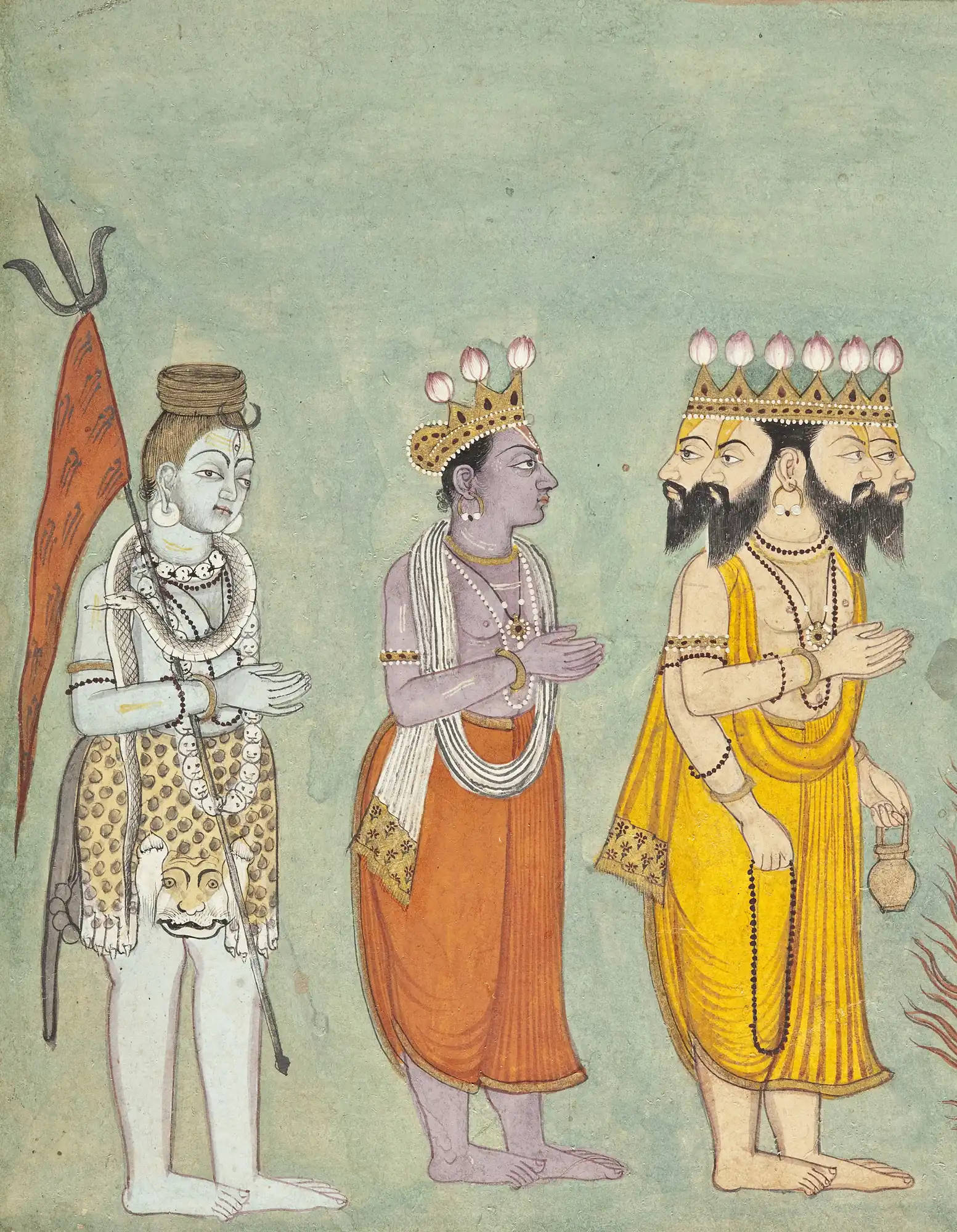 Indian 桌布 壁紙 — 三位身穿傳統印度服飾的神聖人物，在柔和的綠色背景前莊嚴站立，裝飾著王冠、珠寶和象徵性武器。