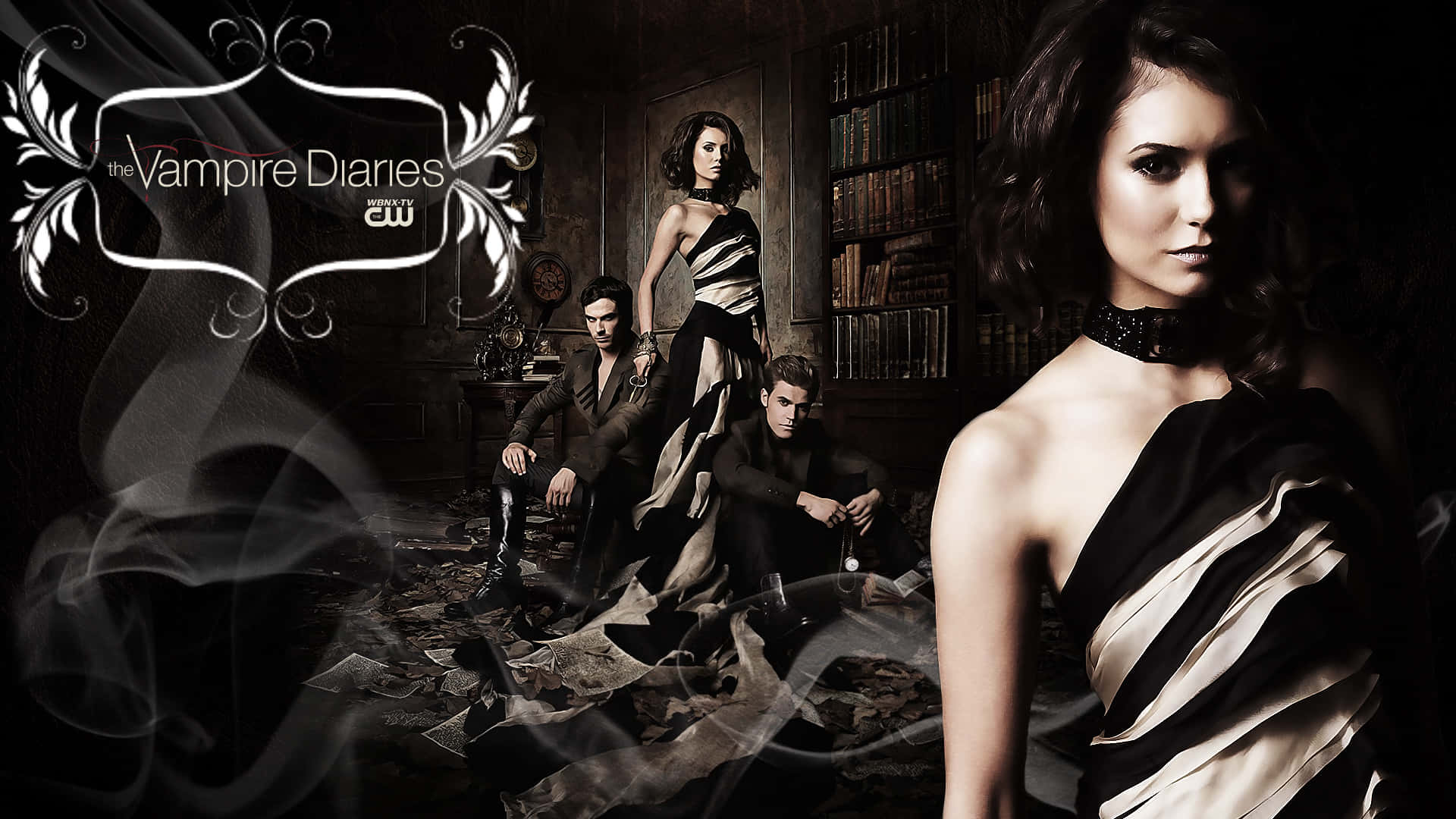Vampire Diaries Desktop 桌布 壁紙 — 三位身穿優雅黑色和金色連衣裙的吸血鬼在煙霧瀰漫的哥德式圖書館中，與書架和華麗裝飾一起戲劇性地擺姿勢。