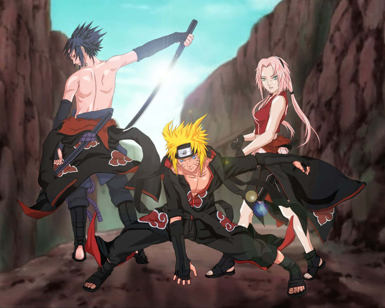 Akatsuki Sasuke 桌布 壁紙 — 三位身穿曉組織斗篷的動漫忍者戰士，在明亮的日光下於岩石峽谷中準備戰鬥。