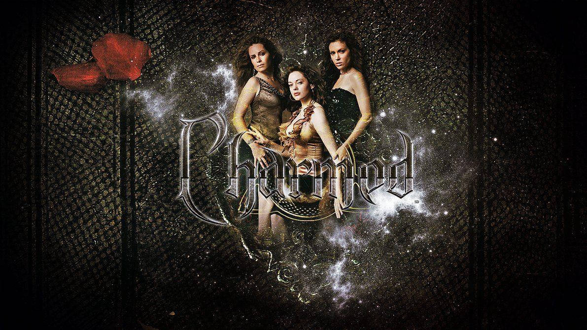 charmed 桌布 壁紙 — 三位身穿深色服裝的女性站在發光的標題前，背景是帶有紋理的黑色網格，還有一朵漂浮的紅玫瑰。