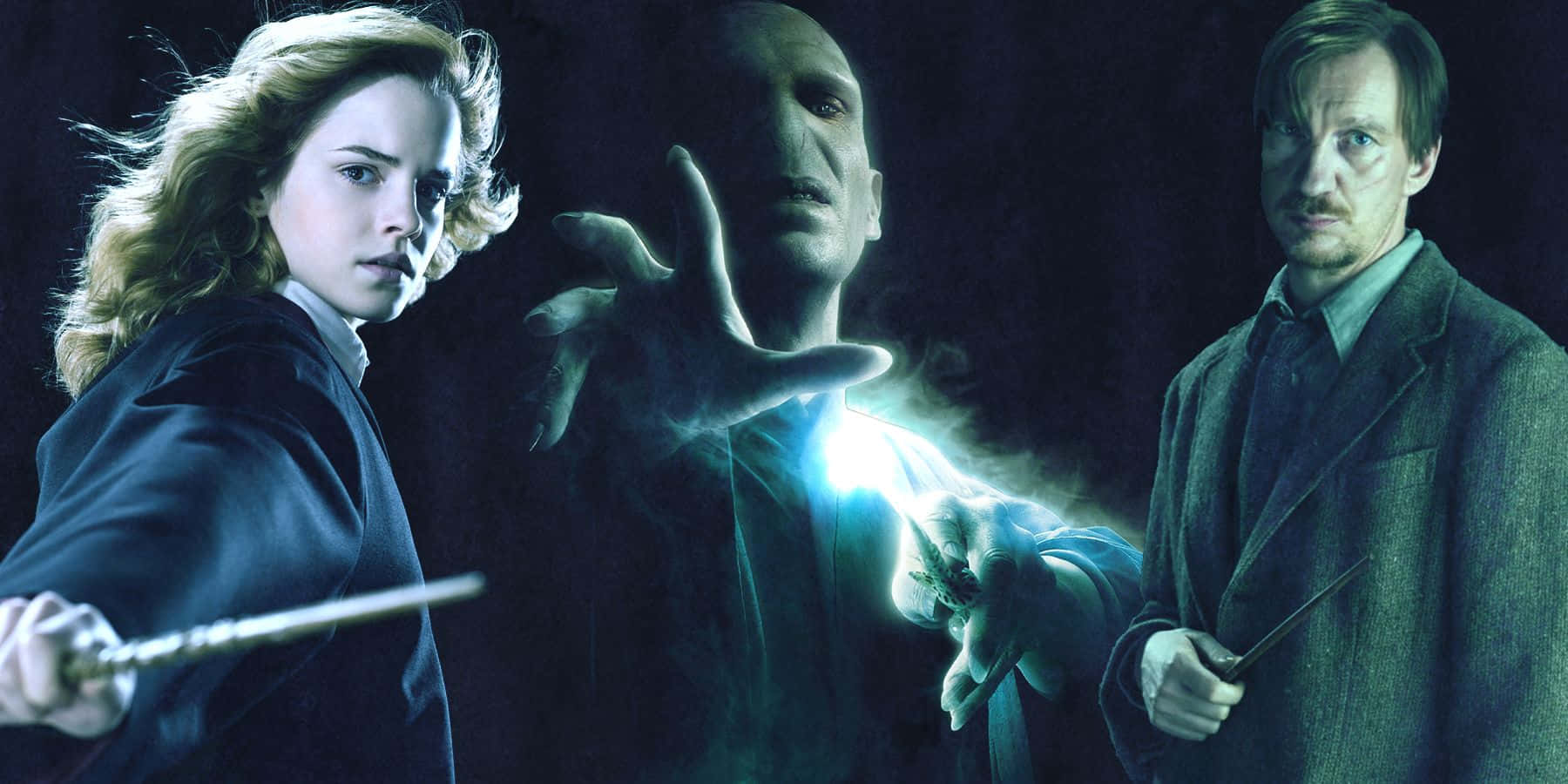The Wizarding War 桌布 壁紙 — 三位身穿深色長袍的巫師在陰暗背景下用發光魔杖決鬥。
