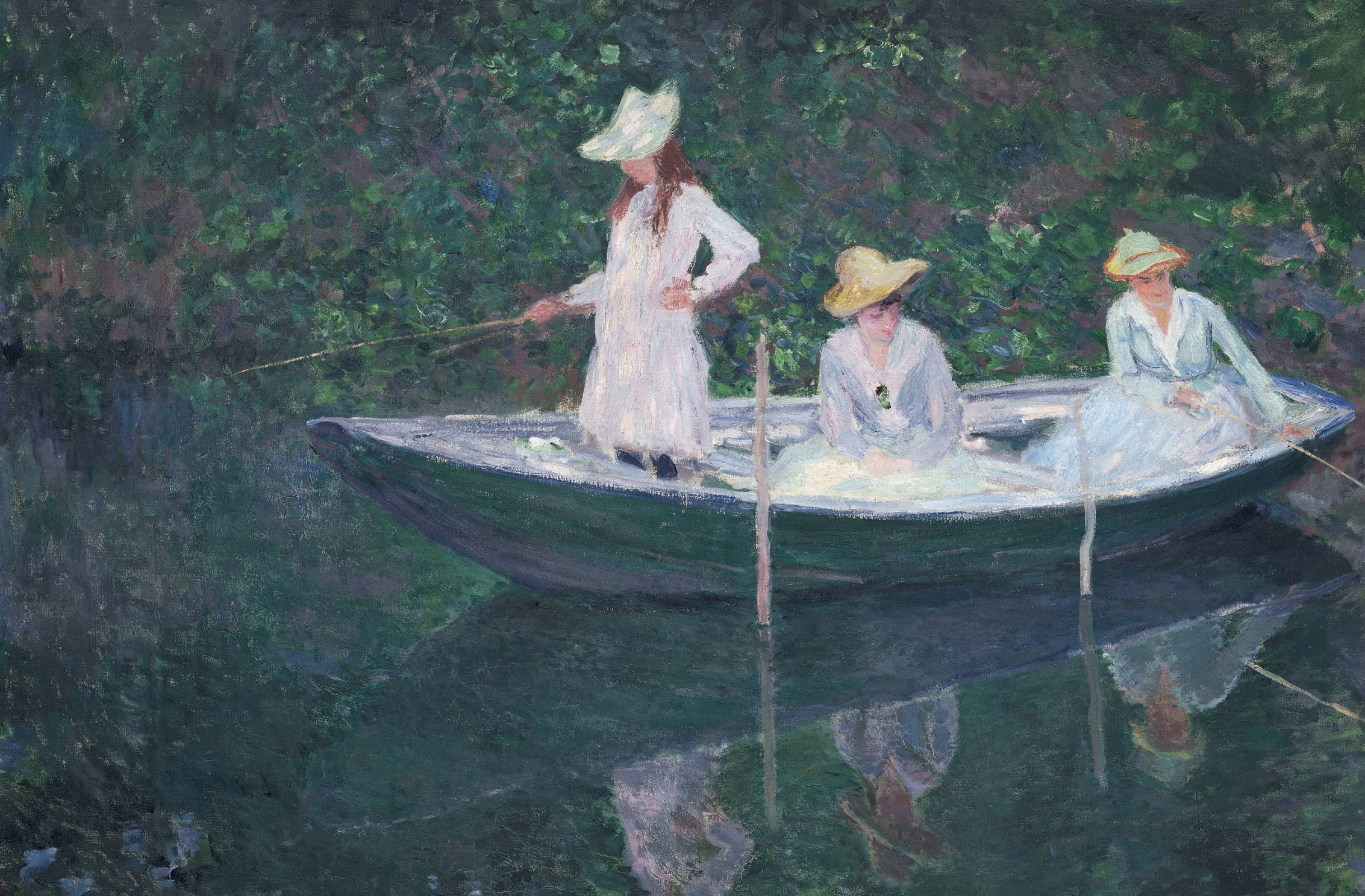 Monet 桌布 壁紙 — 三位身穿白色連衣裙和帽子的女士，在斑駁的陽光下，划著划艇穿過鬱鬱蔥蔥的綠色森林河流。