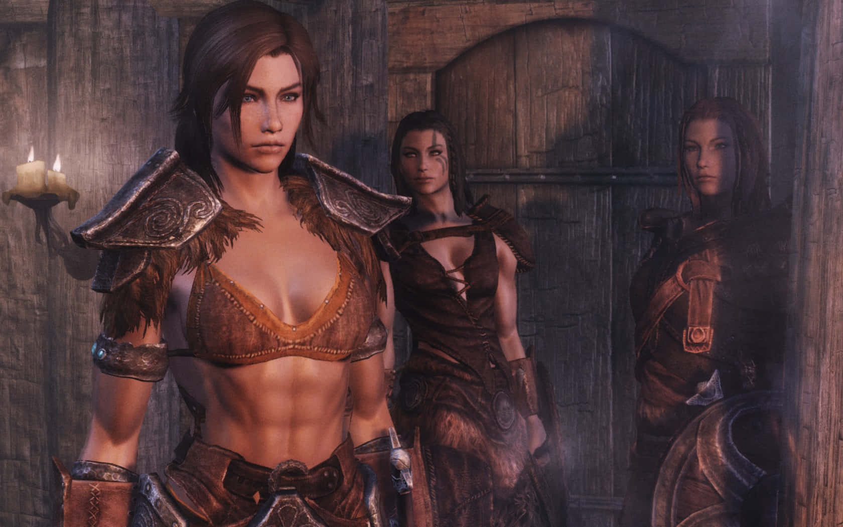 Skyrim Lydia 桌布 壁紙 — 三位身穿盔甲的女戰士站在燭光照亮的昏暗木造房間中，表情嚴肅。