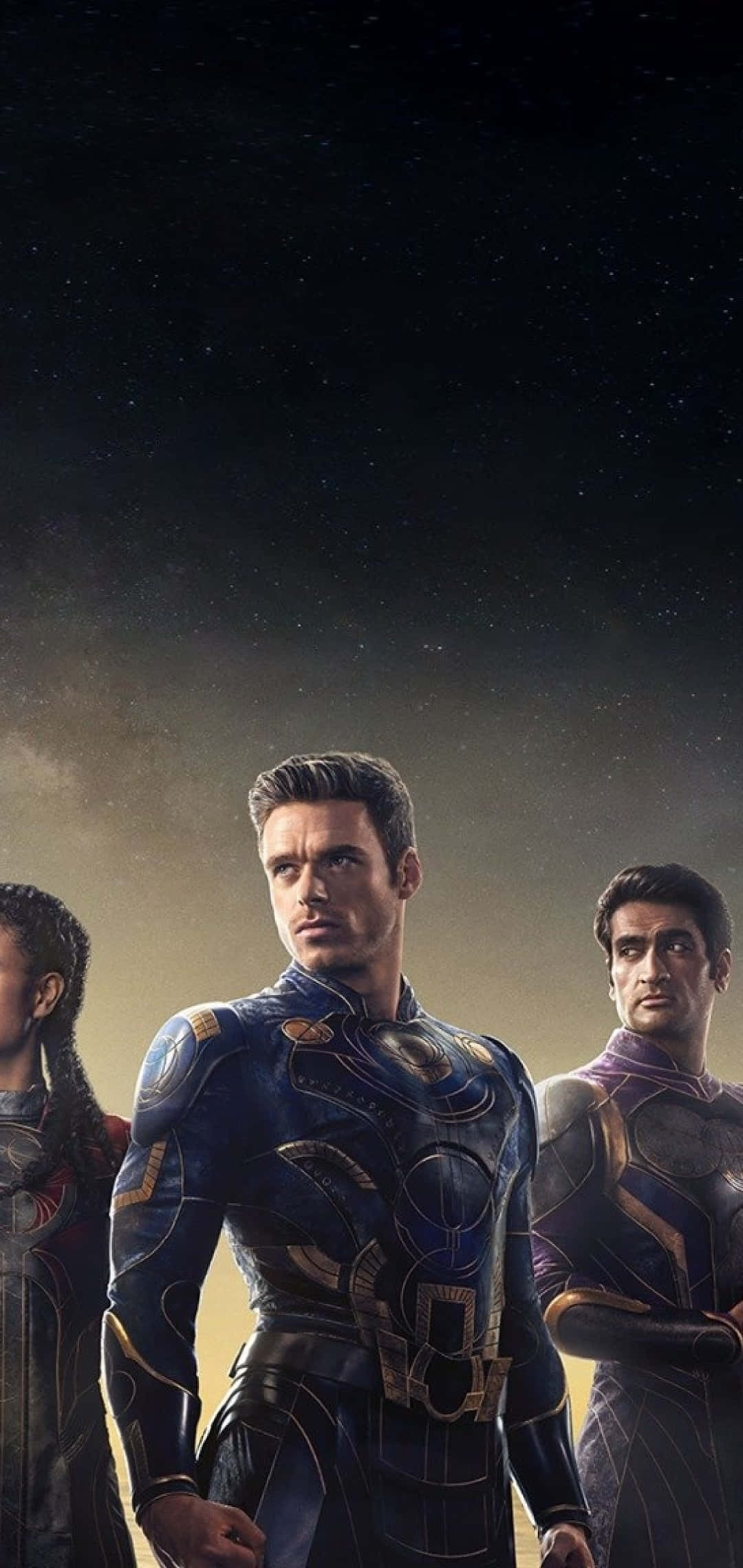 Eternals Movie 桌布 壁紙 — 三位身穿精細盔甲的超級英雄站在星光宇宙背景前，身後有發光的星雲。
