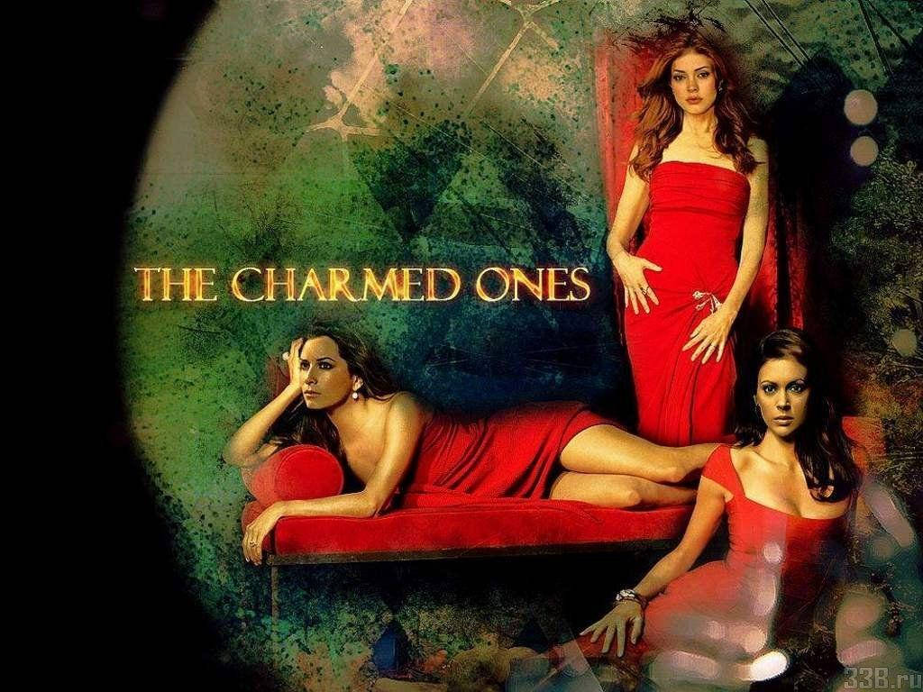 charmed 桌布 壁紙 — 三位身穿紅色連衣裙的女性在神秘的綠色和黑色紋理背景前，以發光文字襯托，擺出戲劇性的姿勢。