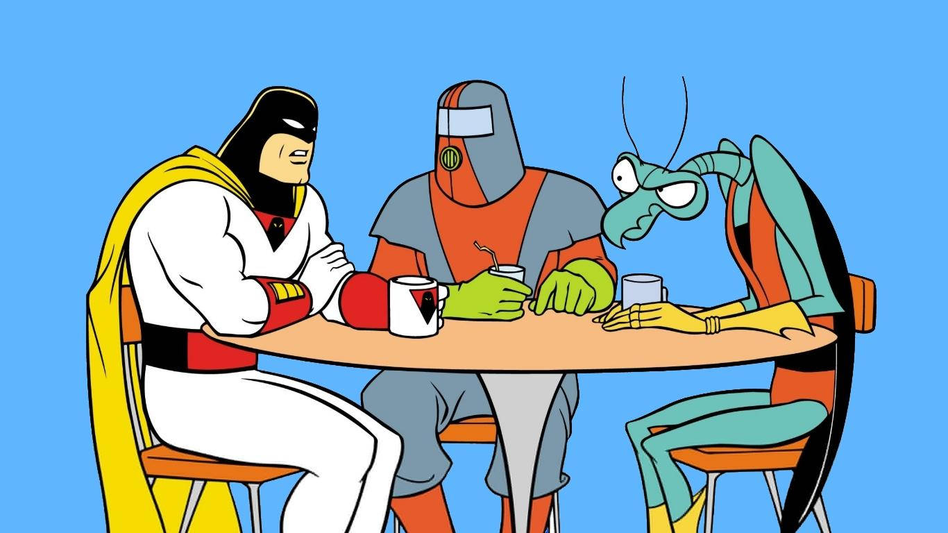 Space Ghost 桌布 壁紙 — 三位身穿色彩繽紛服裝的卡通英雄坐在桌子旁喝咖啡，背景為純藍色。