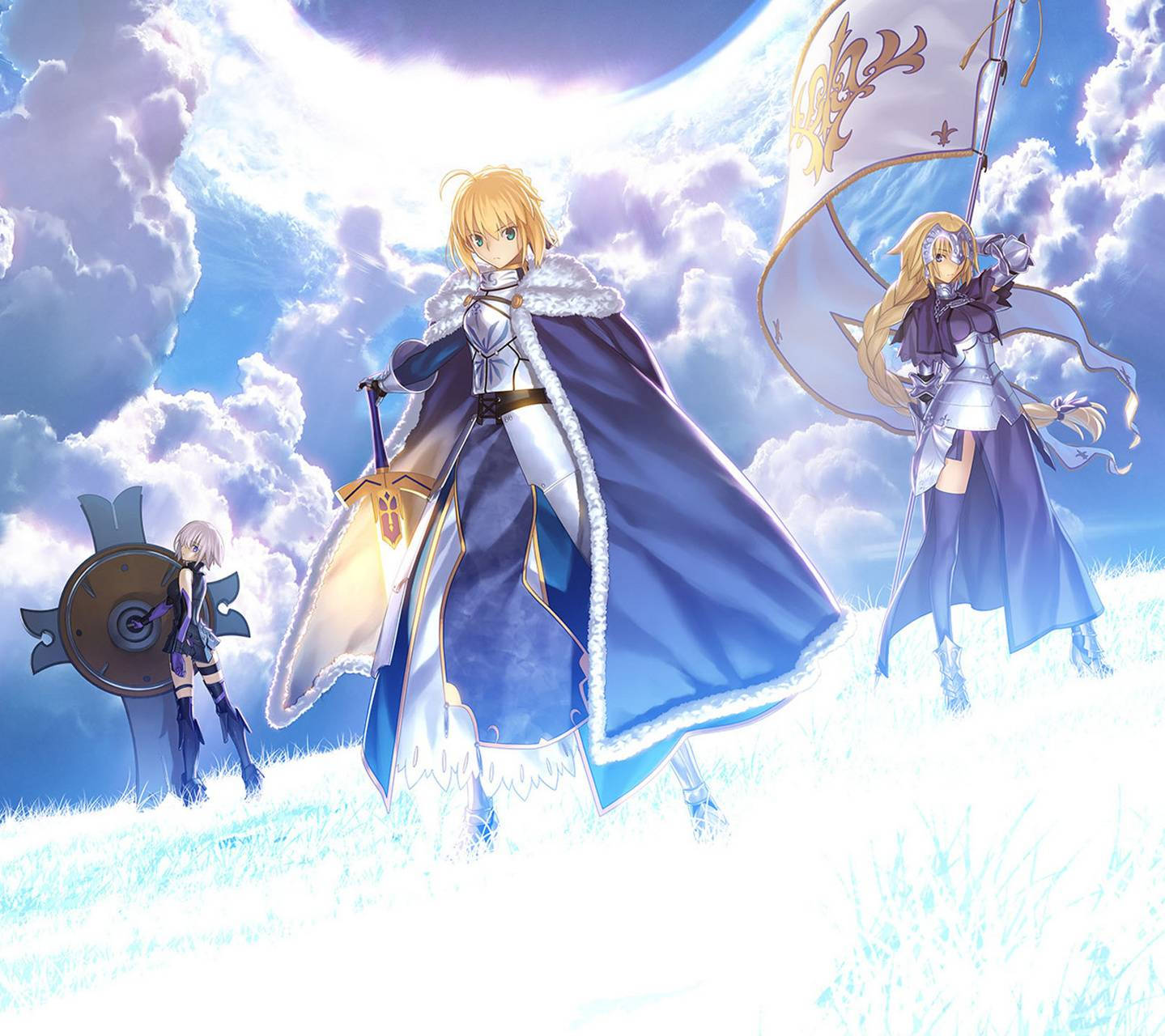 Fate/Grand Order 桌布 壁紙 — 三位身穿藍色和銀色盔甲的動畫騎士，在戲劇性的多雲天空下，英勇地站在陽光明媚的草地上。