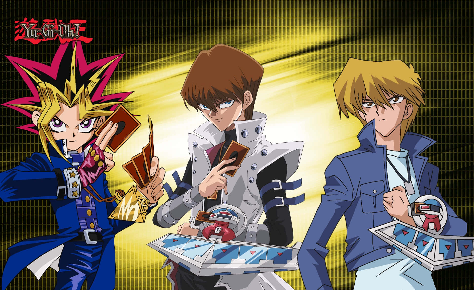 Seto Kaiba 桌布 壁紙 — 三位身穿藍銀裝備的動畫決鬥者，在發光的黃色網格背景下激烈地用卡牌戰鬥。